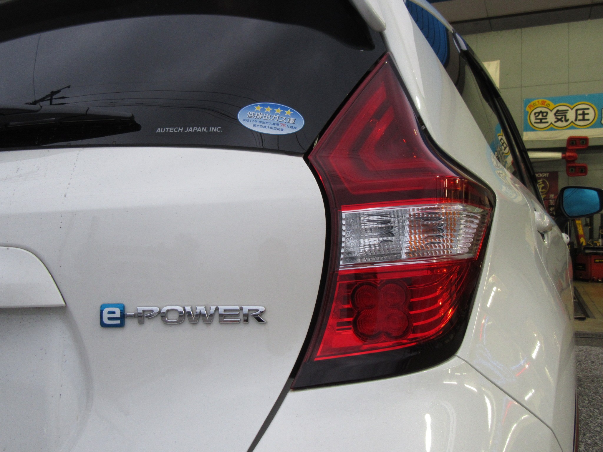 大人気のノート e-POWER NISMOに、こだわりホイールを取り付け