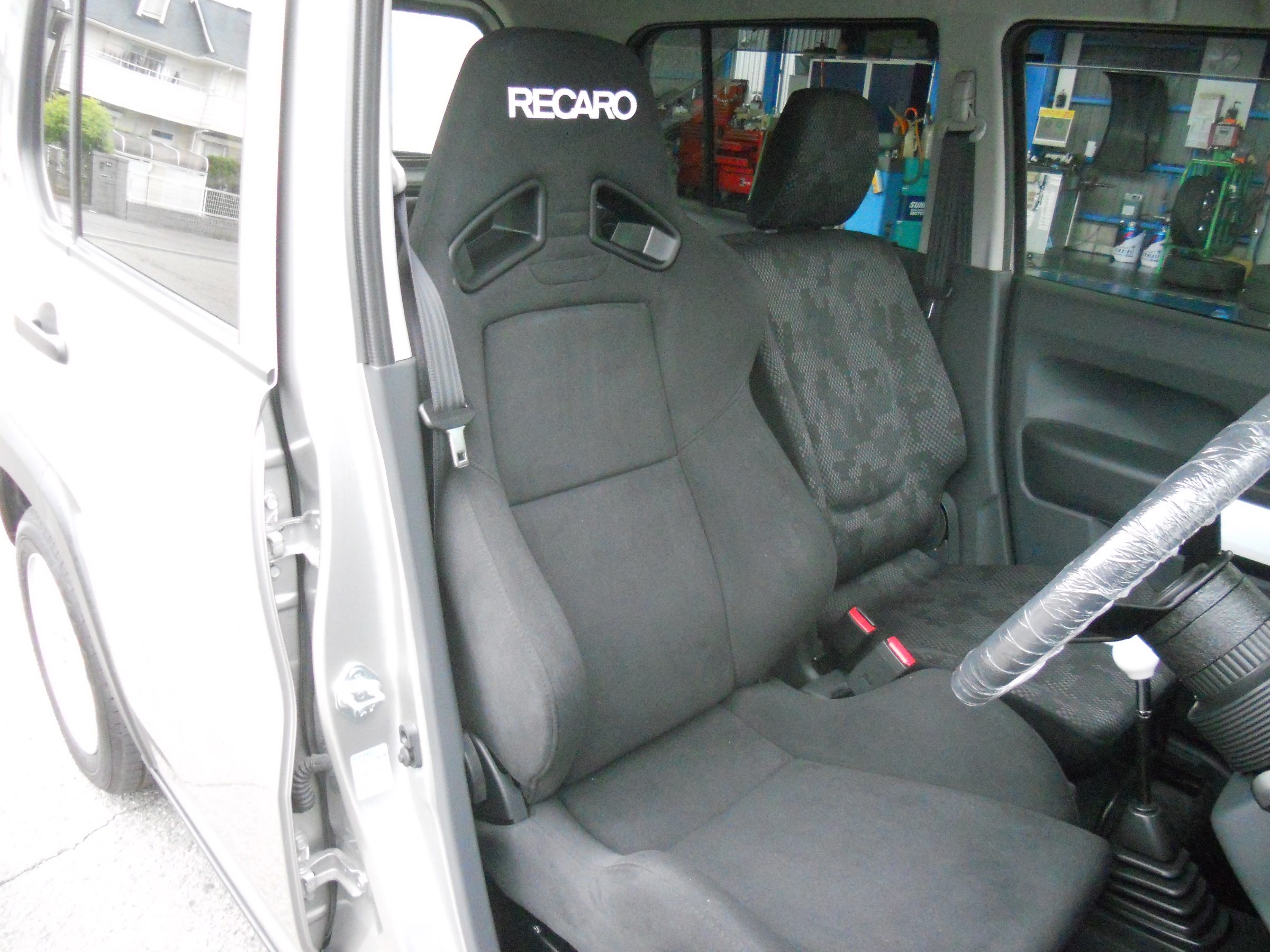スズキ ハスラー レカロシート 取付 スタッフ日記 スタイルコクピット ズーム 車のカスタマイズにかかわるスタッフより