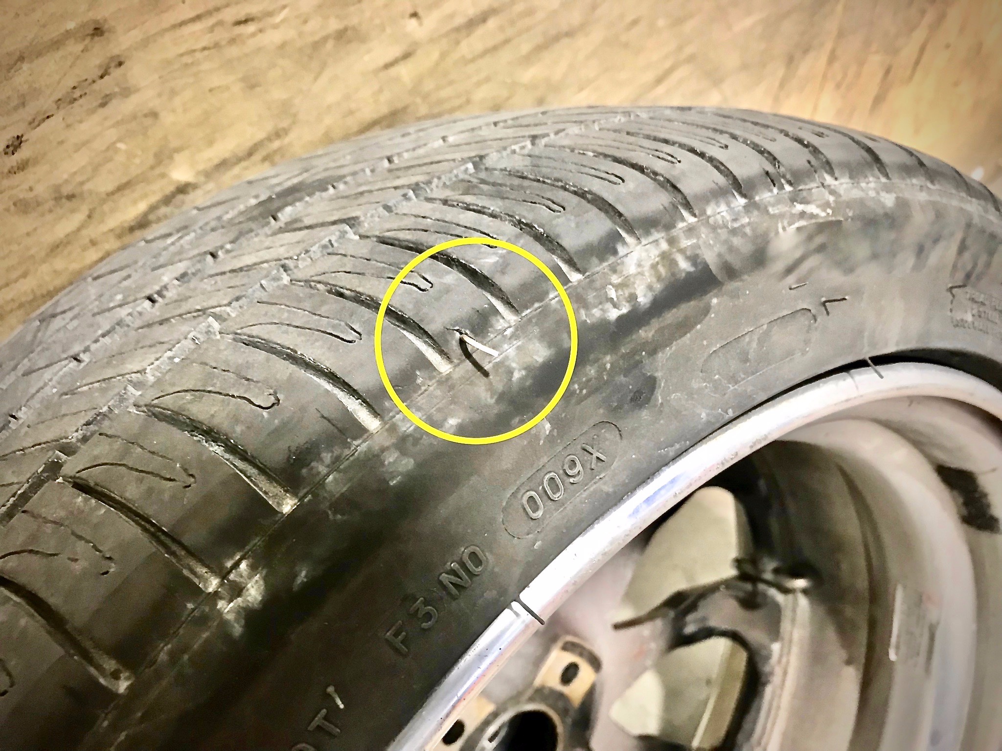 雨が続くとパンクが多いです 悲 メモらんだむ コクピット 福島 車のカスタマイズにかかわるスタッフより