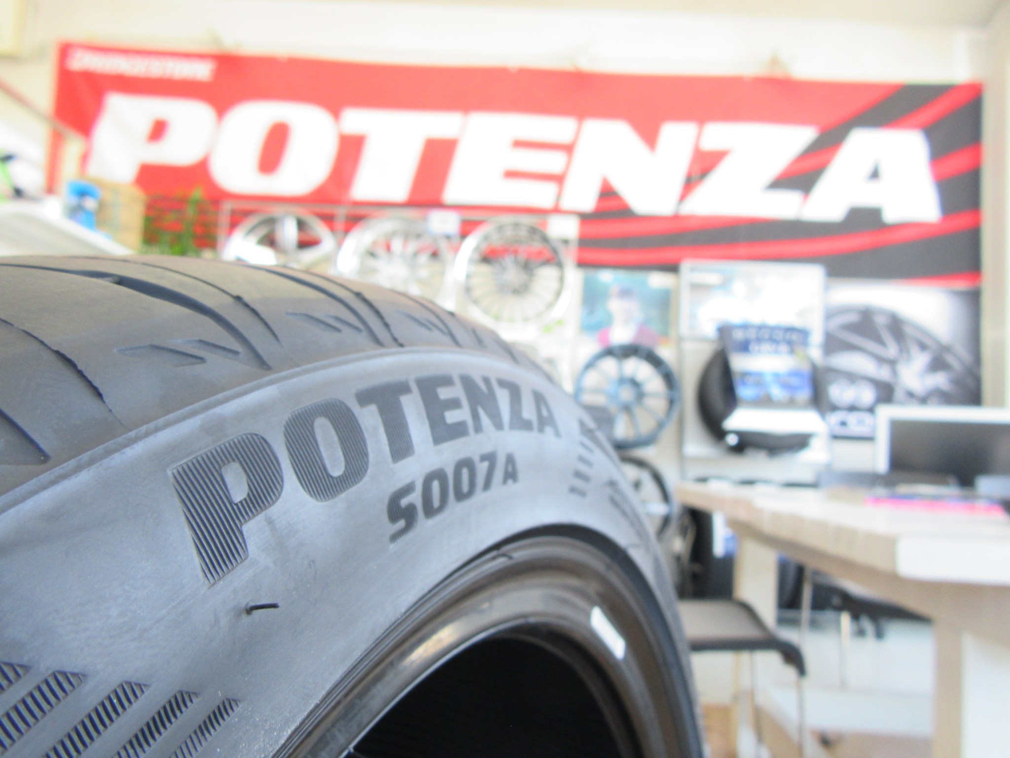 POTENZA S007A」を早速取り付け！ 予約第一号はミニバンでした