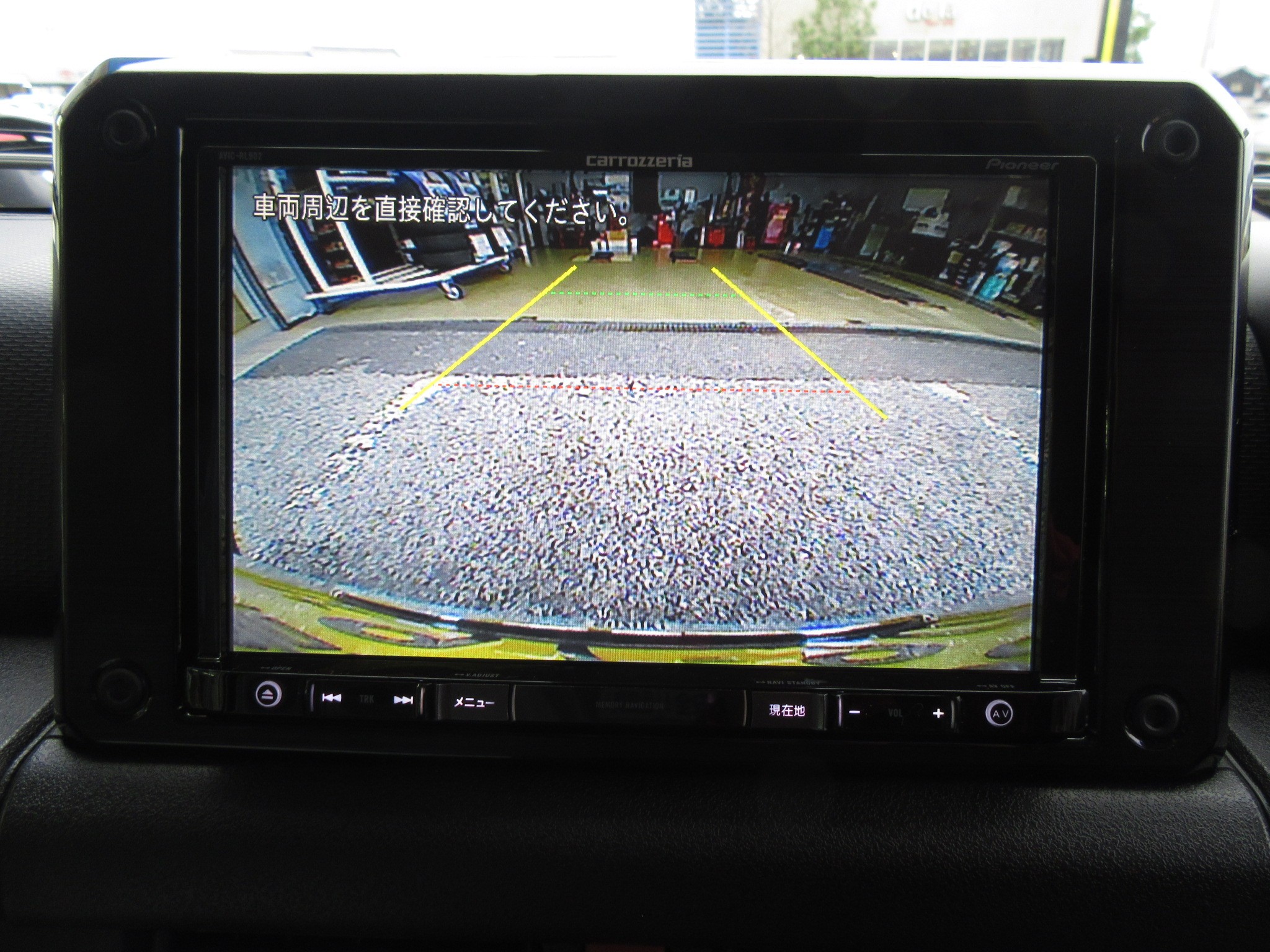 連続入庫の新型ジムニー 今度はナビ バックカメラ スピーカーを装着しました スズキ ジムニー 店長アサコのブログ コクピット 55 車のカスタマイズにかかわるスタッフより