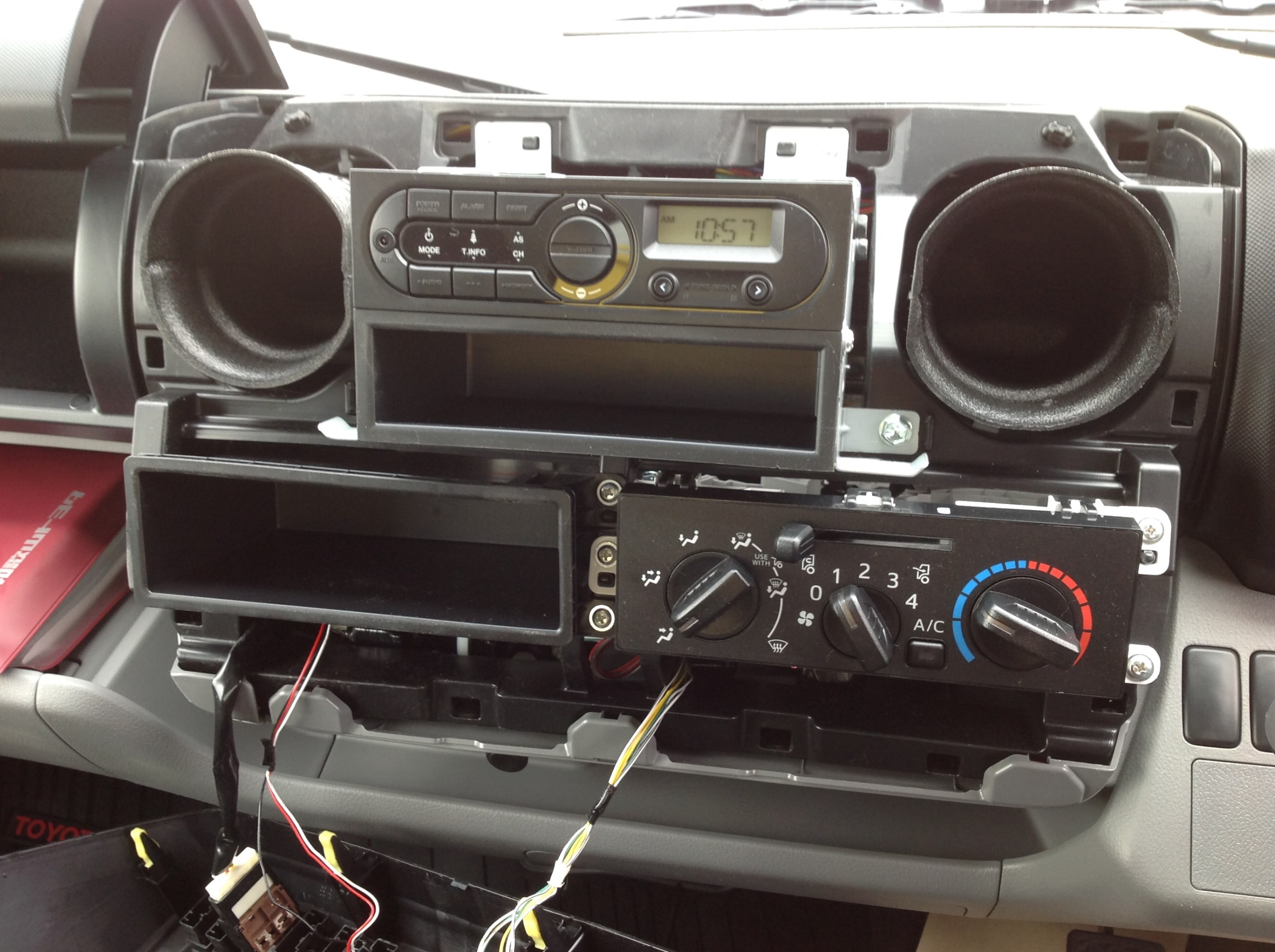 新車のトヨタ ダイナさん バックカメラ装着です トヨタ Av カーナビ ドライブレコーダー Etc Av カーナビ ドライブレコーダー Etc オーディオ取付 スタッフ日記 コクピット きねいわ 車のカスタマイズにかかわるスタッフより