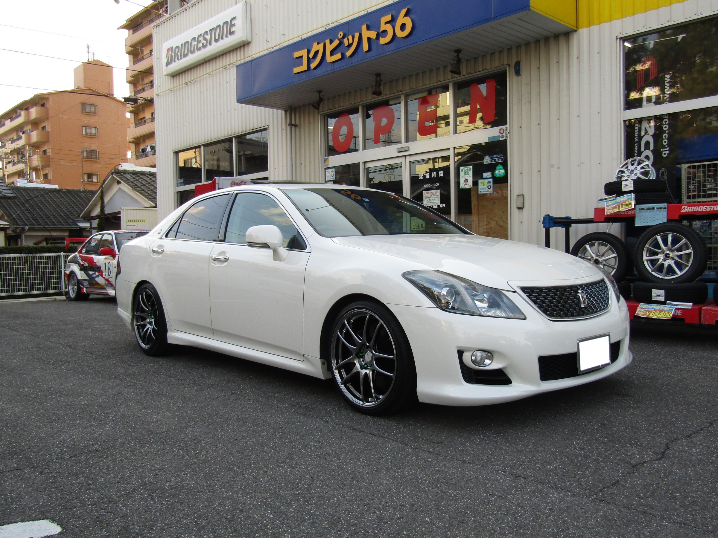 クラウンアスリート ワークエモーションcr Kiwami クスコストリートzero 装着 スタッフ日記 コクピット 56 車のカスタマイズにかかわるスタッフより