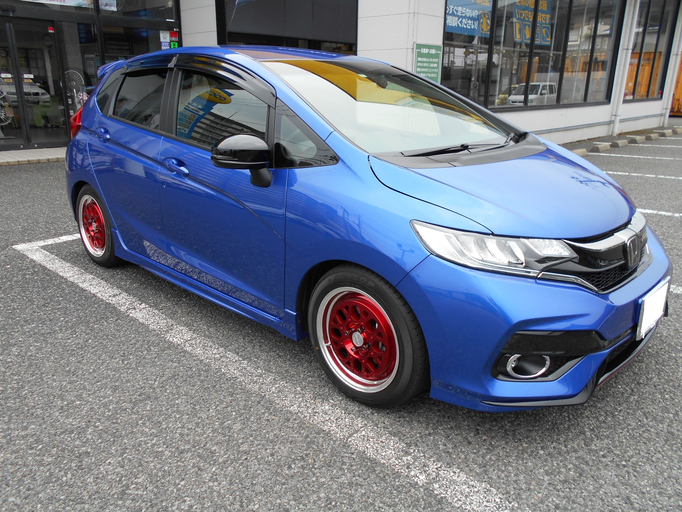 オーダー受付(クラシックカー・水色) 現役クラシックカー100台超とバラのコラボ…サクラ・オート