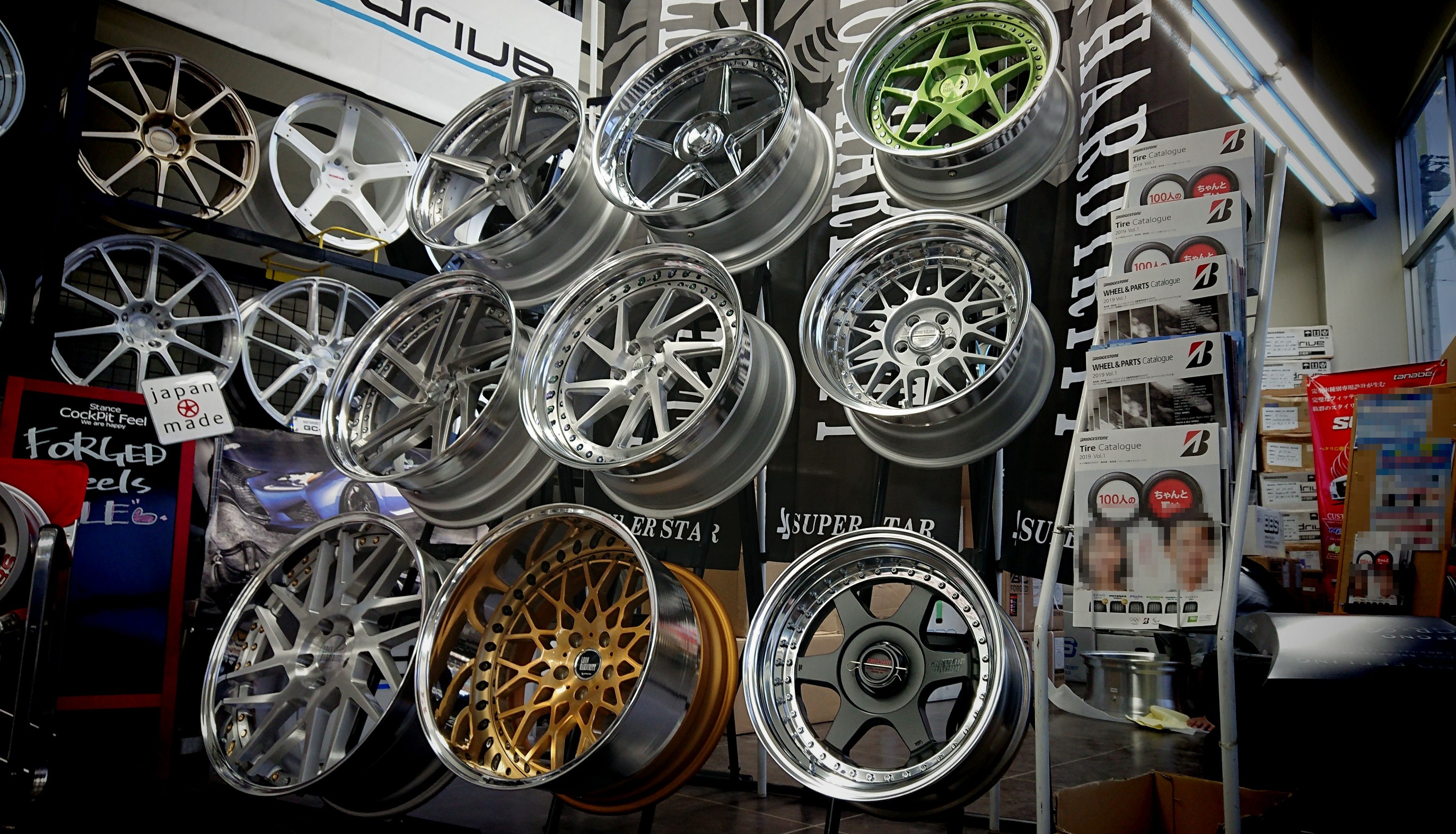 いよいよ明日から 来て 見て さわって Superstar スーパースター 展示イベント開催 ホイール タイヤ タイヤ ホイール交換 Feel Book スタイルコクピット フィール 車のカスタマイズにかかわるスタッフより