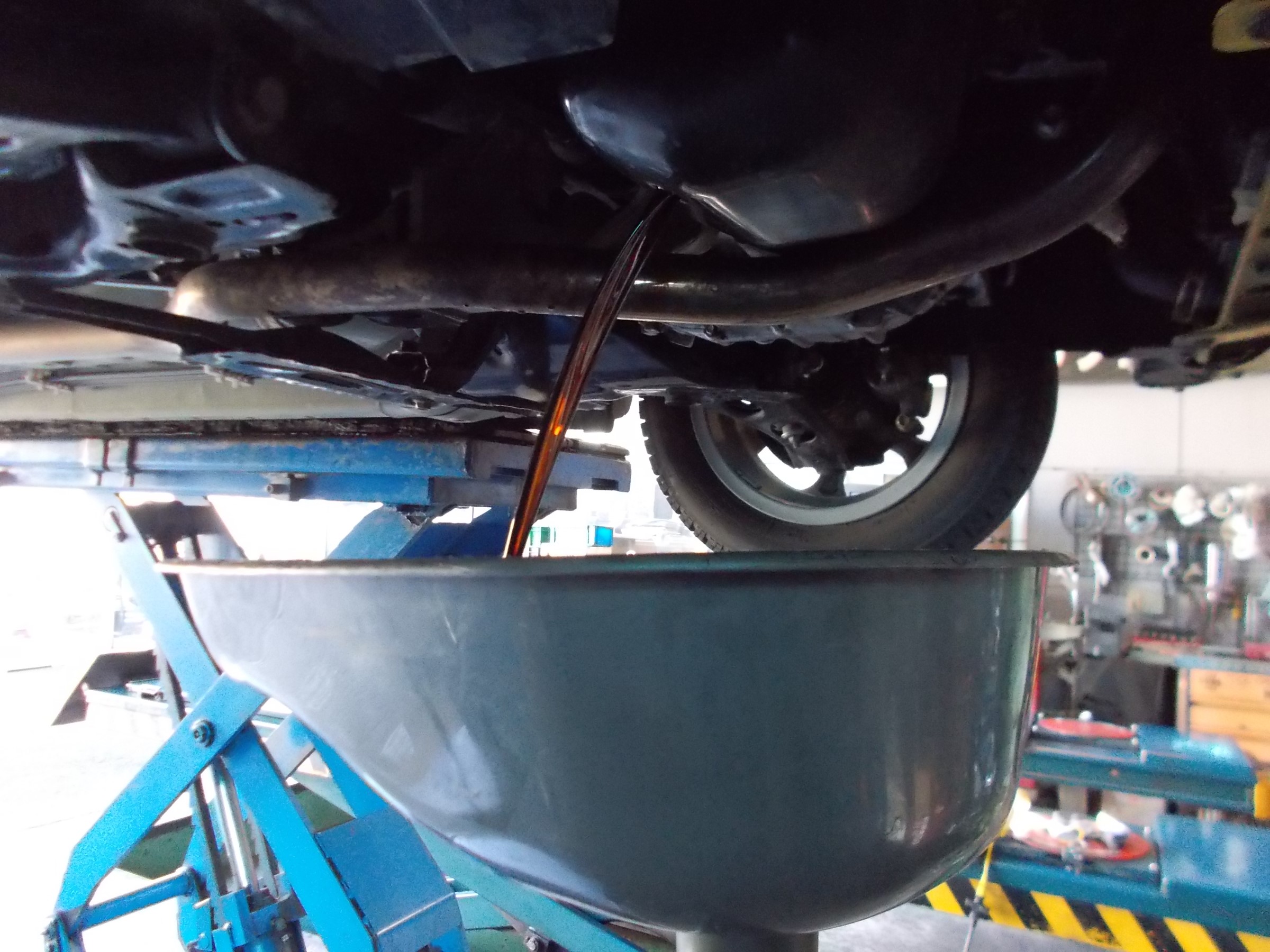 エッセ エンジンオイル交換 ダイハツ エッセ メンテナンス オイル バッテリー他 メンテナンス オイル バッテリー他 エンジンオイル交換 作業日誌 コクピット 川越 お店の得意技紹介