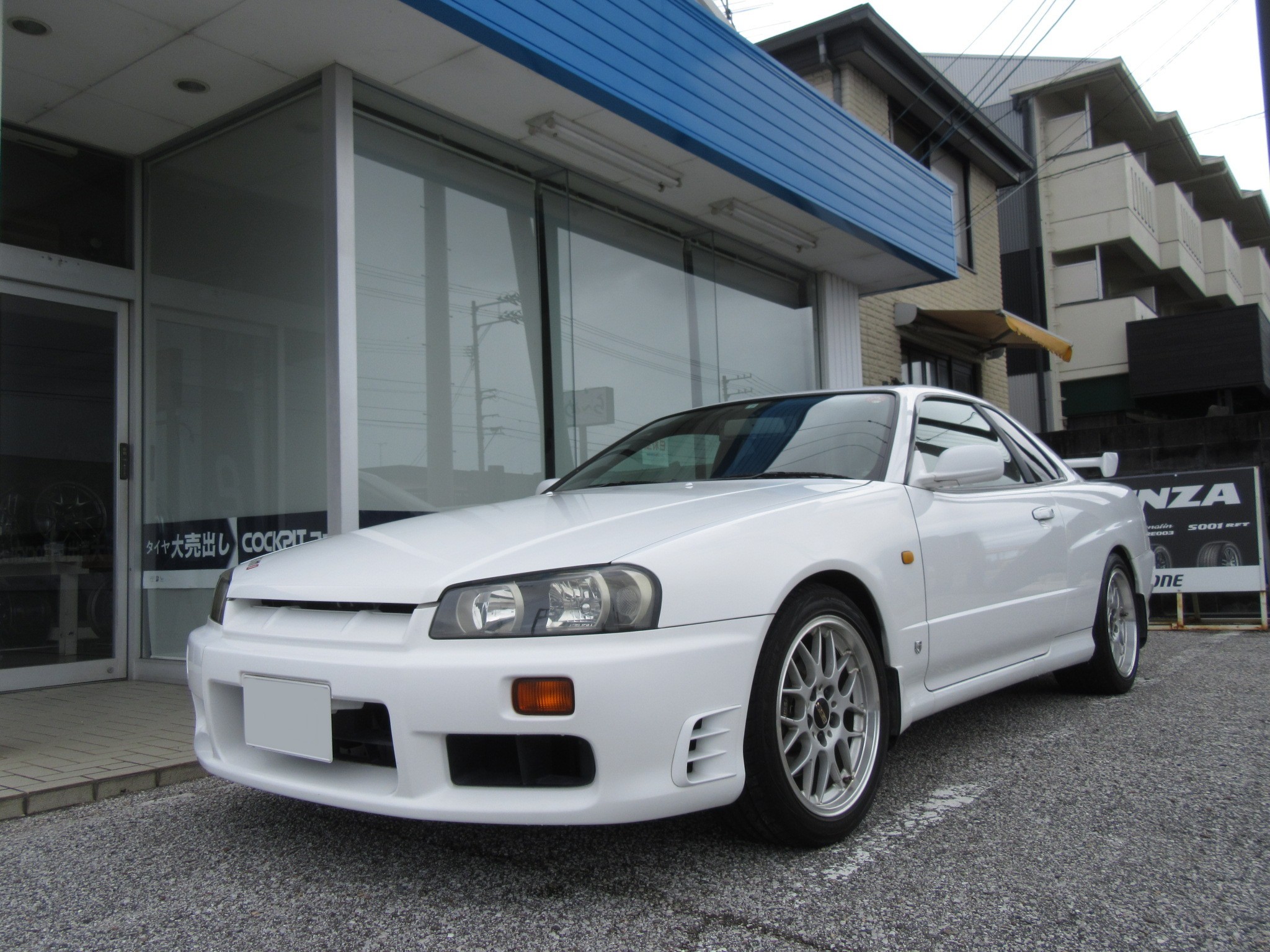 世界に一個”の特注クスコ車高調で、R34スカイラインが狼に変身