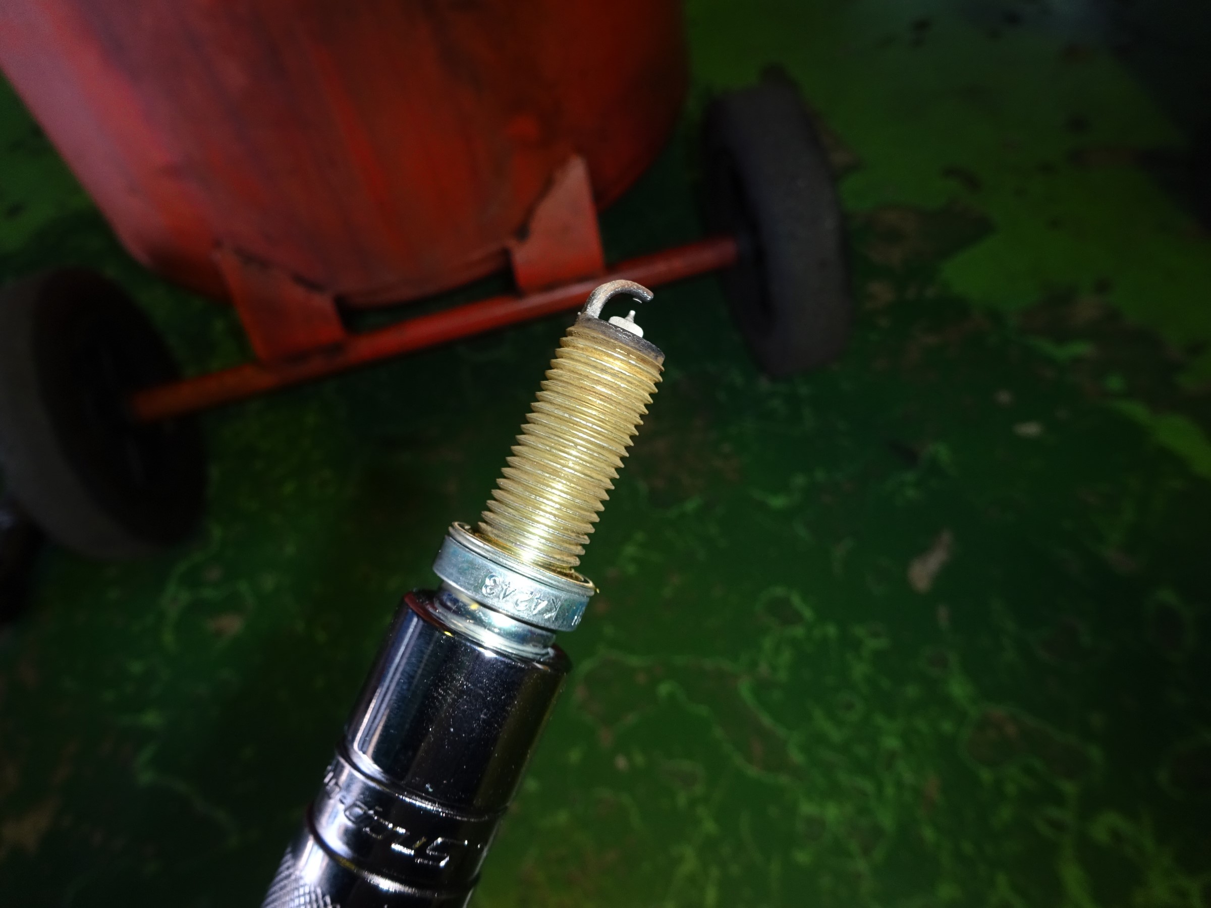 スパークプラグ交換 マツダ ロードスター メンテナンス オイル バッテリー他 Staff日記 コクピット さつま貝塚 車のカスタマイズにかかわるスタッフより