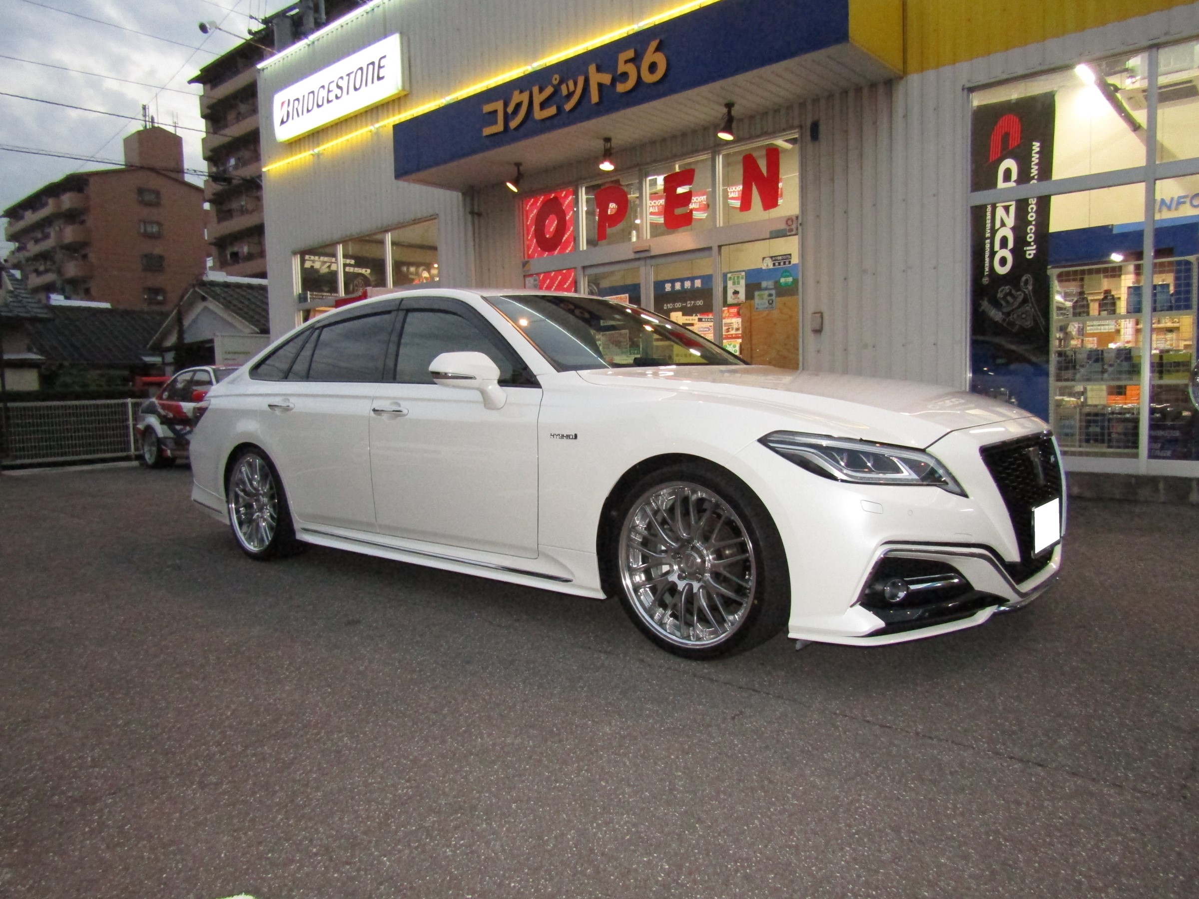 クラウンハイブリッド 車高ダウン作業 三好の クルマで遊べ コクピット 56 お店の得意技紹介