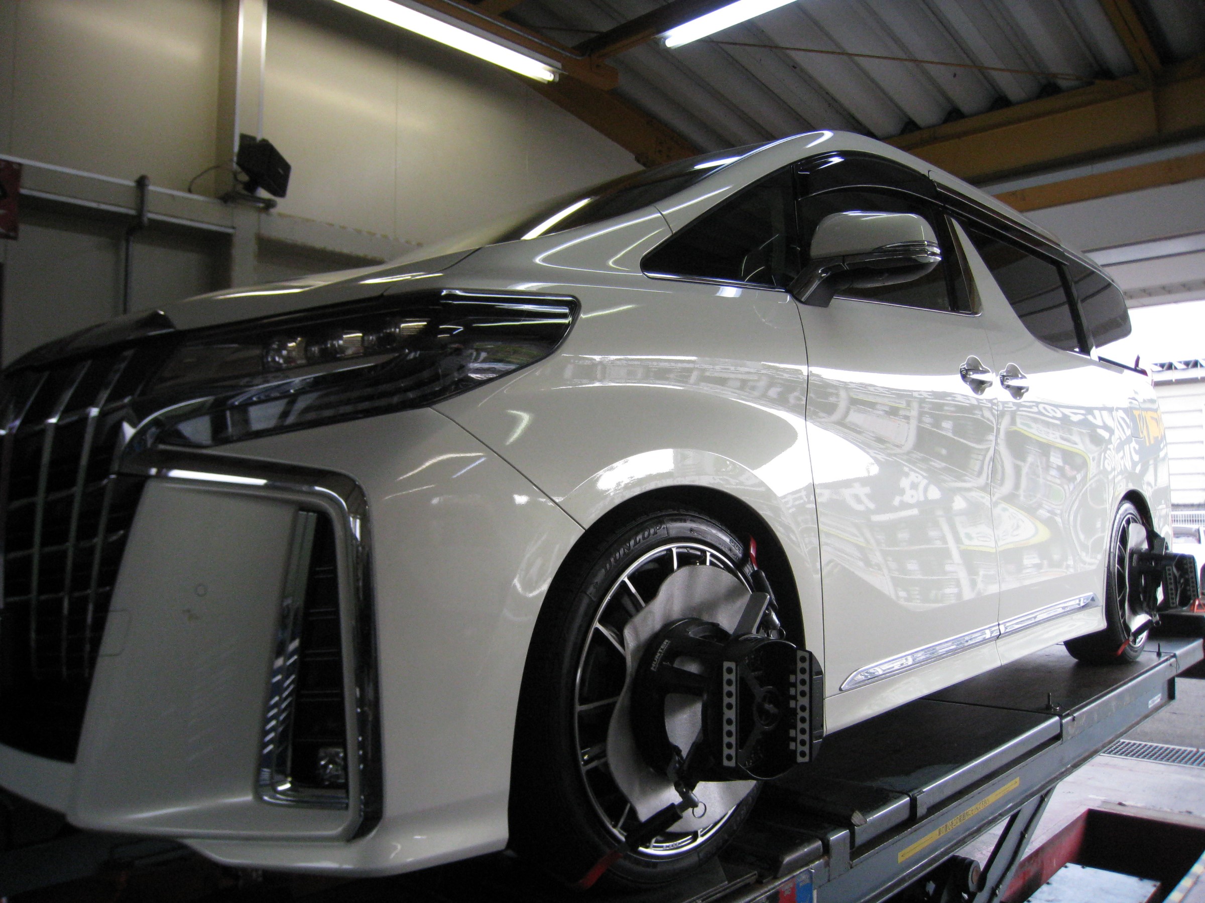 アルファード リヤ車高調整 アライメント調整 トヨタ アルファード ホイール 4輪トータルアライメント測定 調整 今日の出来事 コクピット 西部 車のカスタマイズにかかわるスタッフより