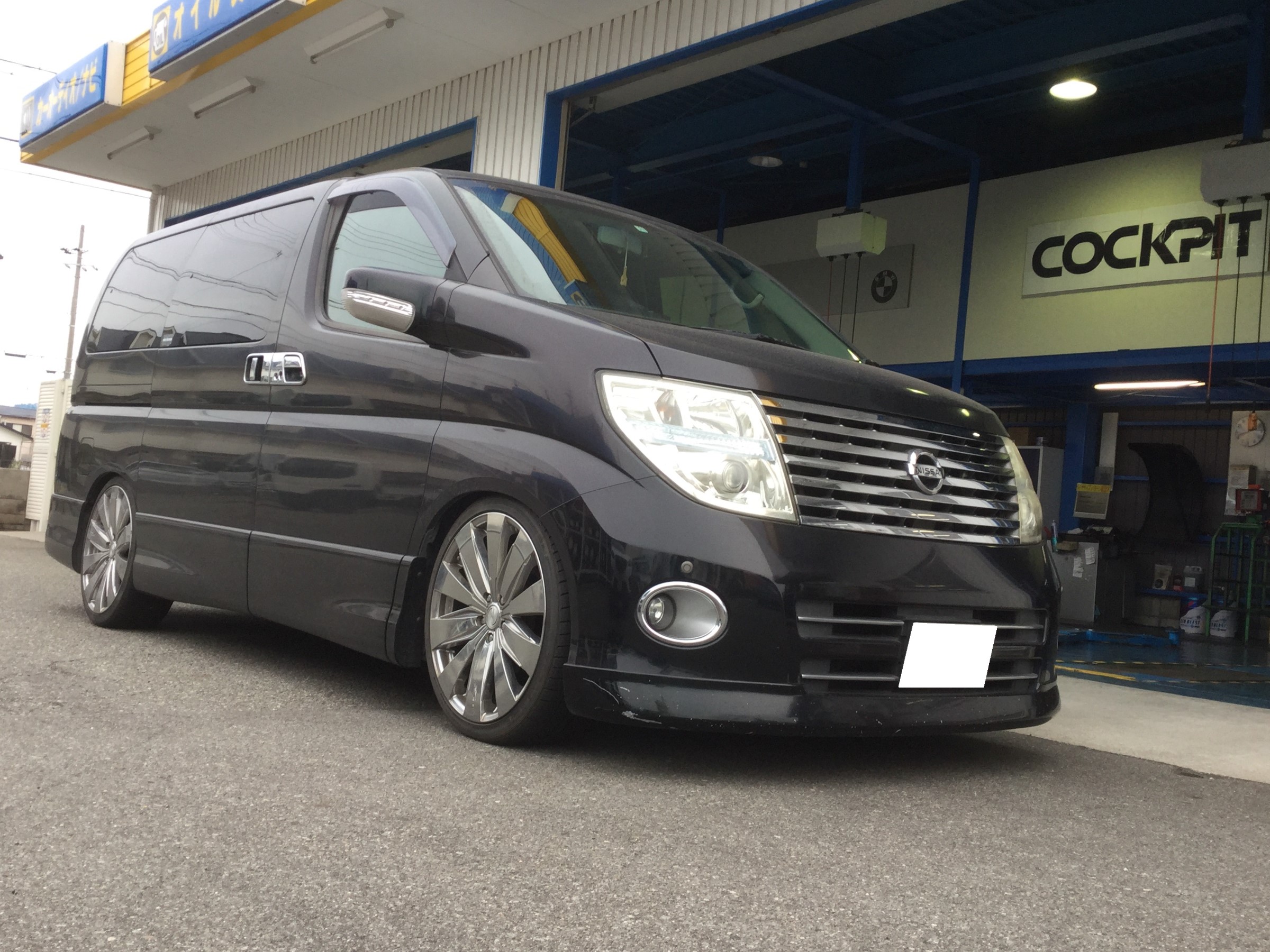 Cockpitフェア 中盤戦 ノリに乗ってます E51 エルグランド ブリッツ車高調お取り付け リアキャンバーカム穴加工 スタッフ日記 スタイルコクピット ズーム 車のカスタマイズにかかわるスタッフより