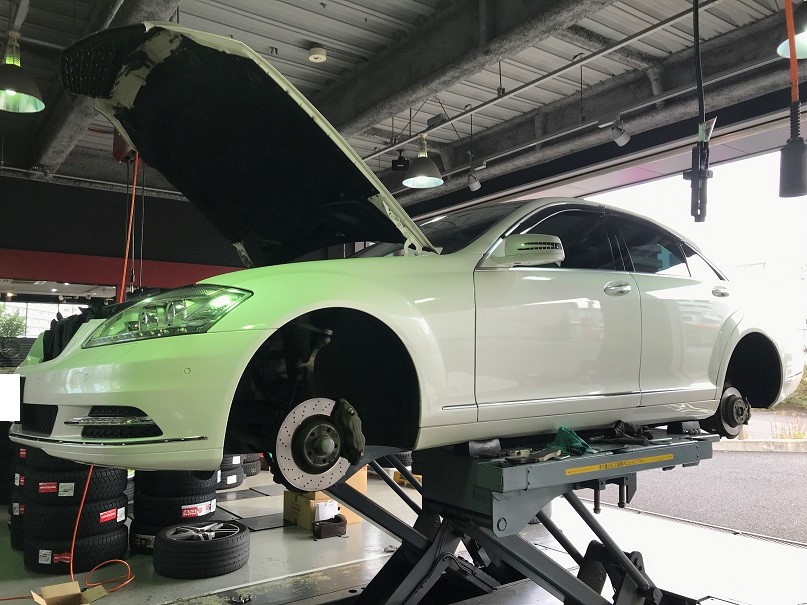 W221 Sクラス ブレーキパッド交換 メルセデス ベンツ Sクラス 足まわり サスペンション ブレーキ 足まわり サスペンション ブレーキ ブレーキキャリパー ブレーキパッド交換 スタッフ日記 コクピット豊洲 車のカスタマイズにかかわるスタッフより