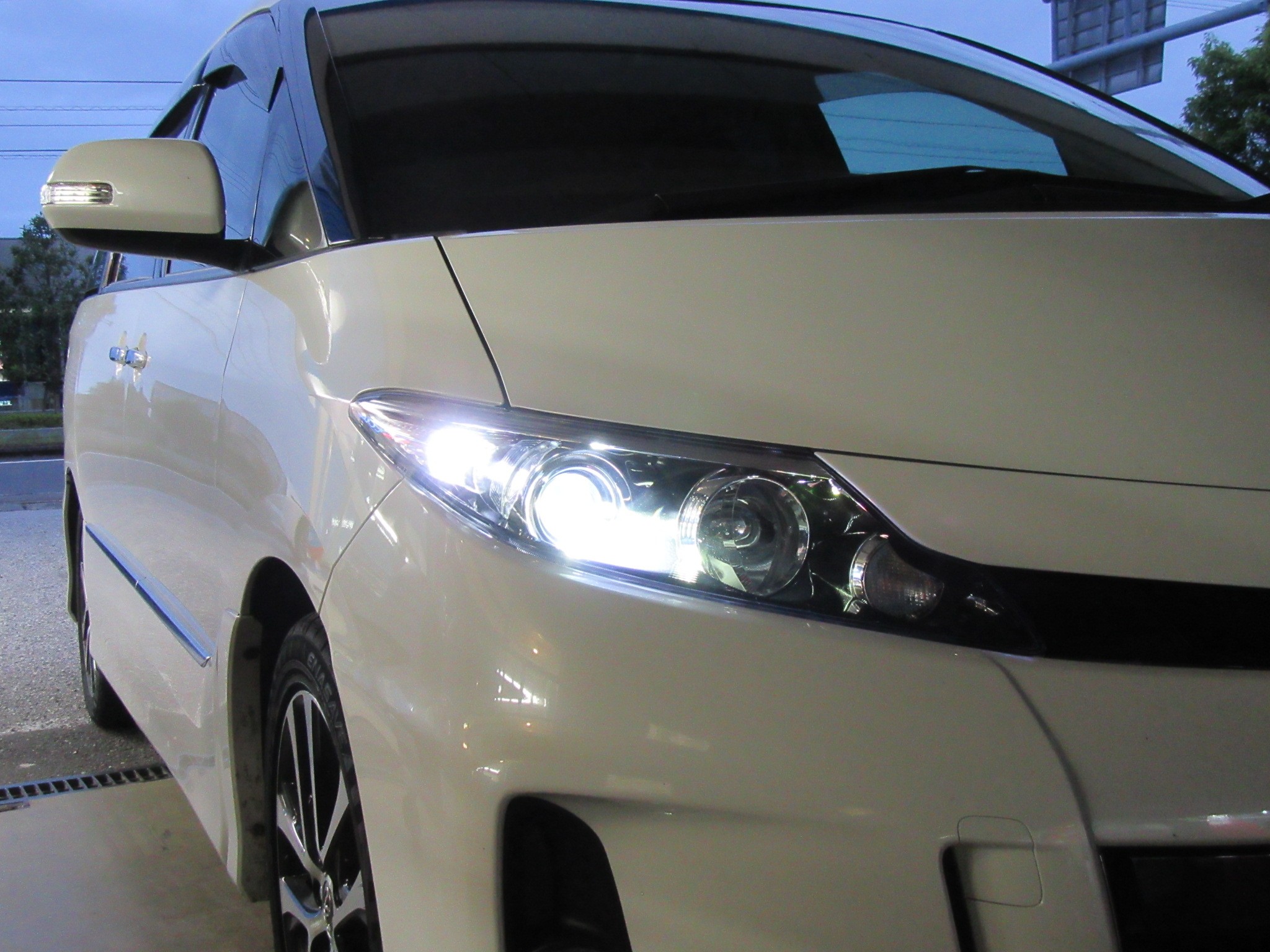 心奪われました ベロフの新型led フォース レイgt を50エスティマに取り付け トヨタ エスティマ 店長アサコのブログ コクピット 55 車のカスタマイズにかかわるスタッフより