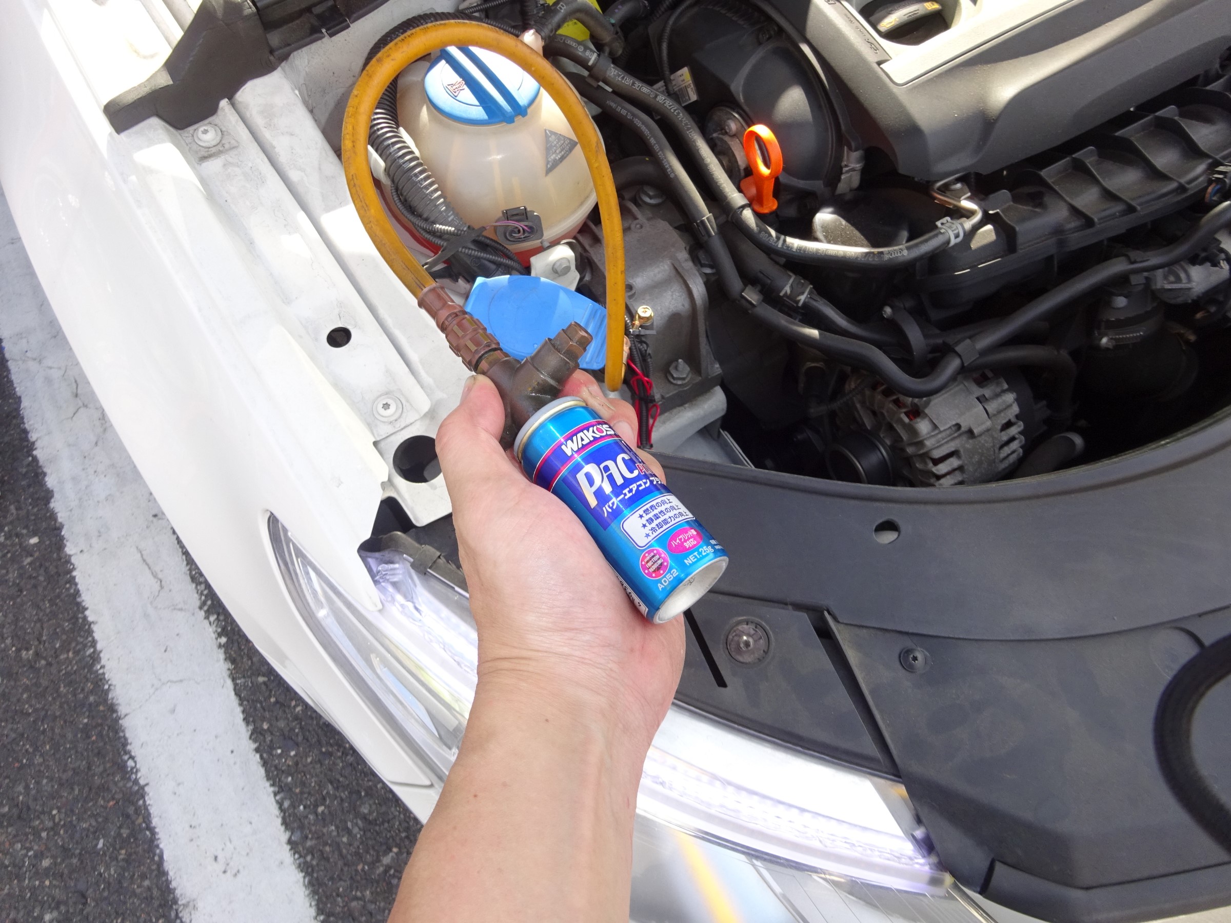 今日もエアコン添加剤が大人気 Staff日記 コクピット さつま貝塚 車のカスタマイズにかかわるスタッフより