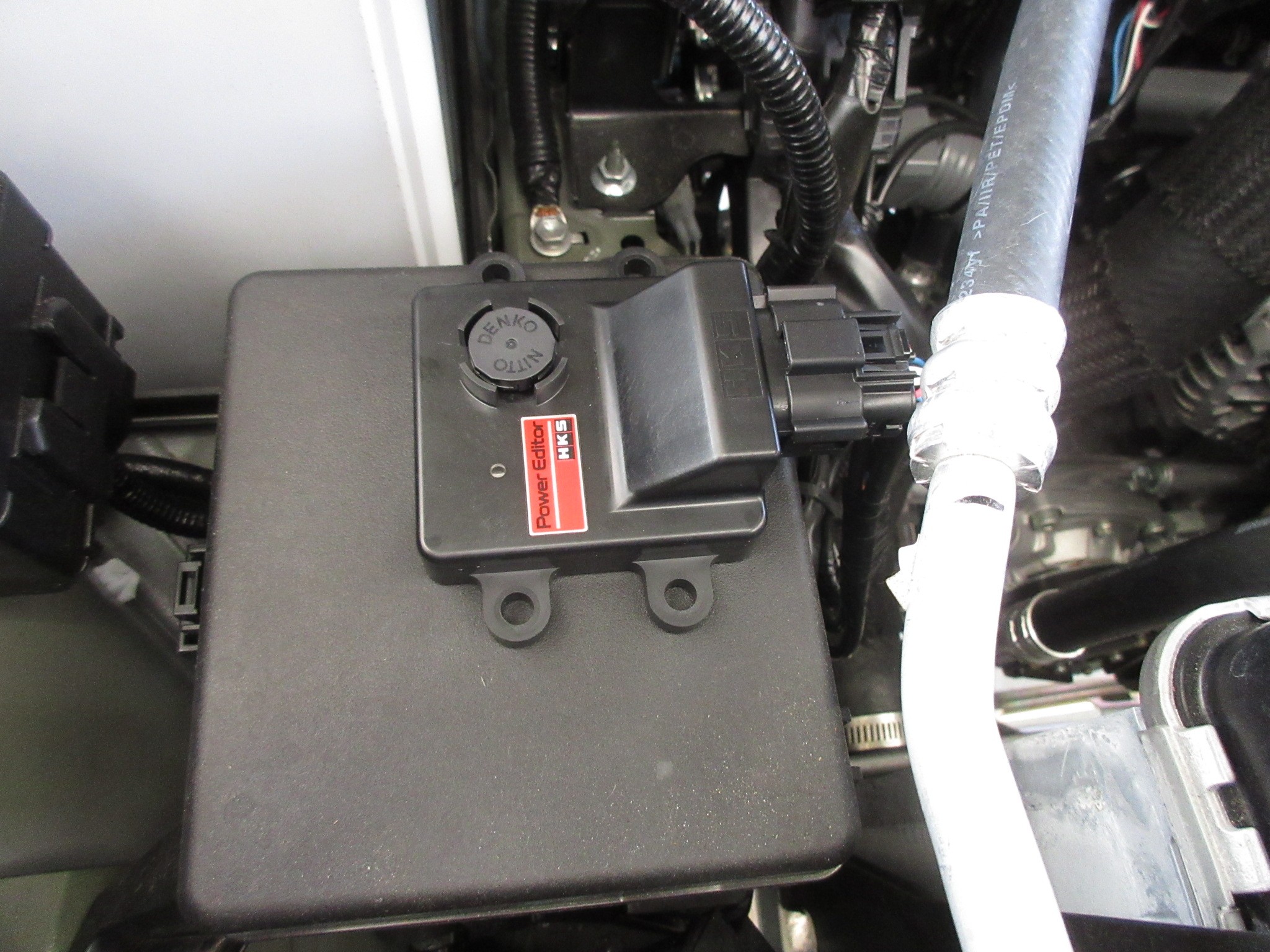 新型ジムニーを手軽にパワーアップしたいなら パワーエディター がオススメですよ スズキ ジムニー 店長アサコのブログ コクピット 55 車のカスタマイズにかかわるスタッフより