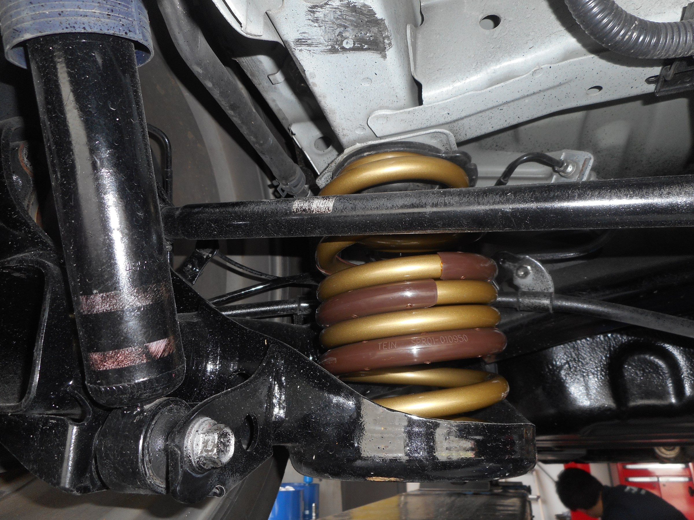 エスティマハイブリッド AHR20W スプリング交換 | トヨタ エスティマ