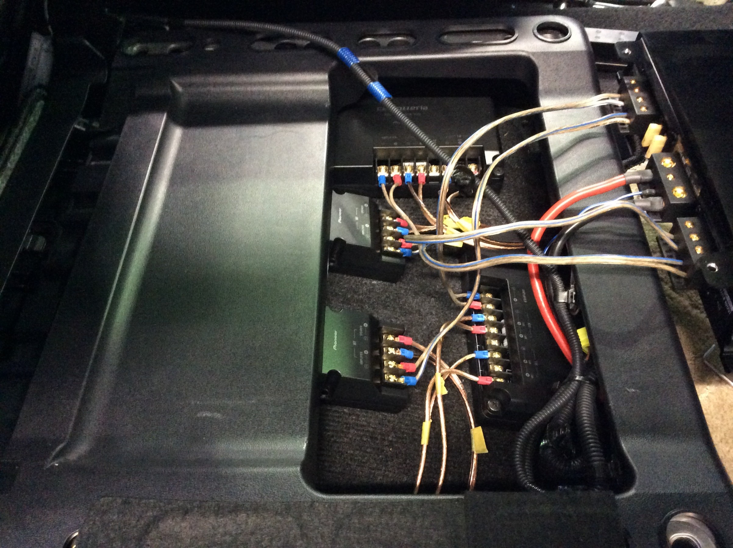 アルファード Agh30w スピーカー パワーアンプ取り付けます トヨタ アルファード カスタマイズ別ショーケース コクピット 名取 お店の取付加工事例紹介