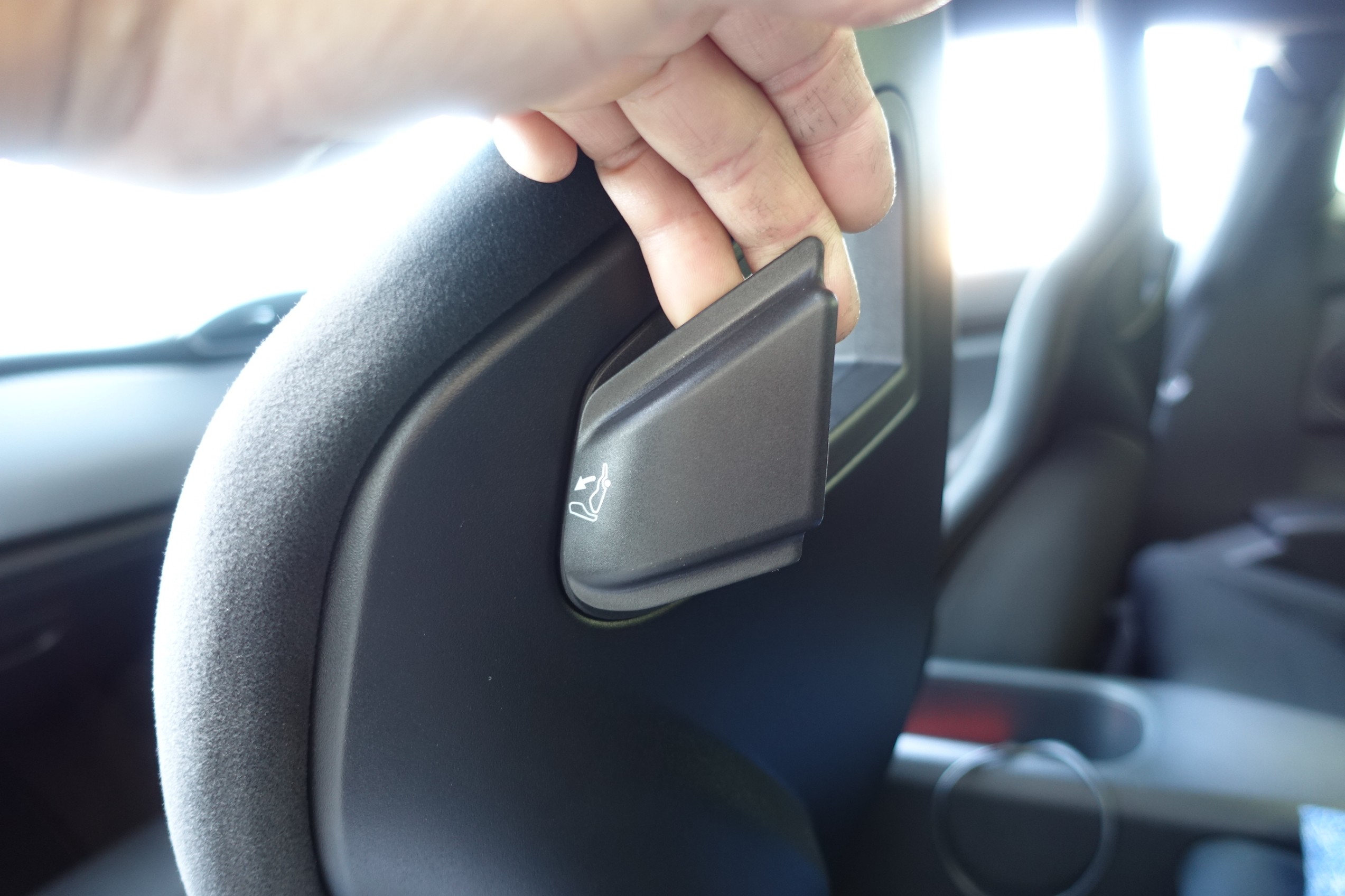 走りの86にはフルバケが定番ですがこんなチョイスも アリ ですよ トヨタ 86 Zn6 に Recaro Sportster Gk100h を2脚セットで取り付け トヨタ 86 店長アサコのブログ コクピット 55 車のカスタマイズにかかわるスタッフより