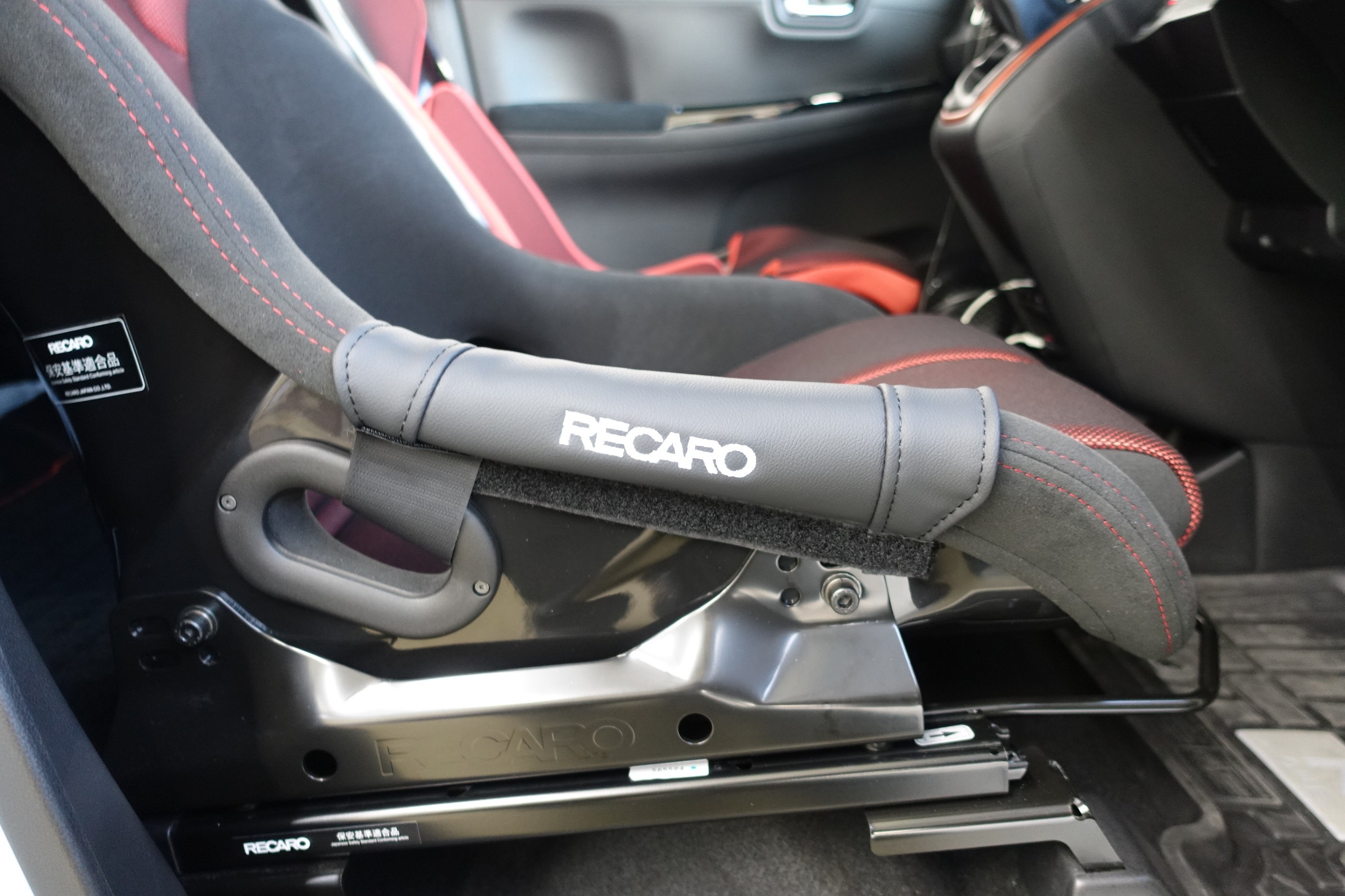 ちょっと座っただけで “包み込むホールド感” にヤラレちゃいました