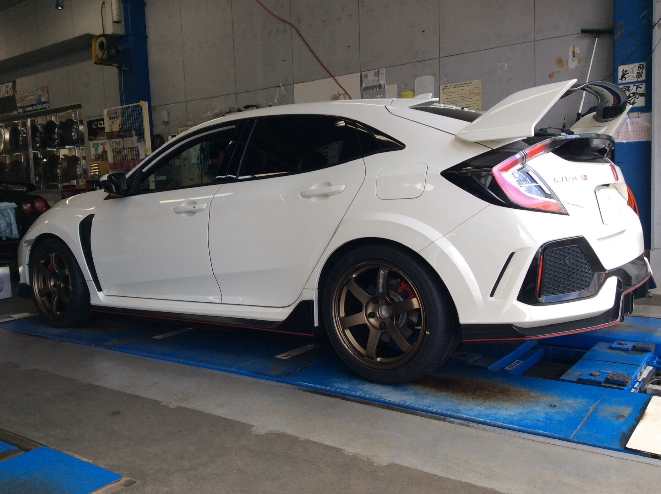 Fk8 シビック タイプr に Potenza Re 71rs 装着です ホンダ シビックタイプr タイヤ タイヤ タイヤ ホイール交換 スタッフ日記 コクピット モリオカ 車のカスタマイズにかかわるスタッフより