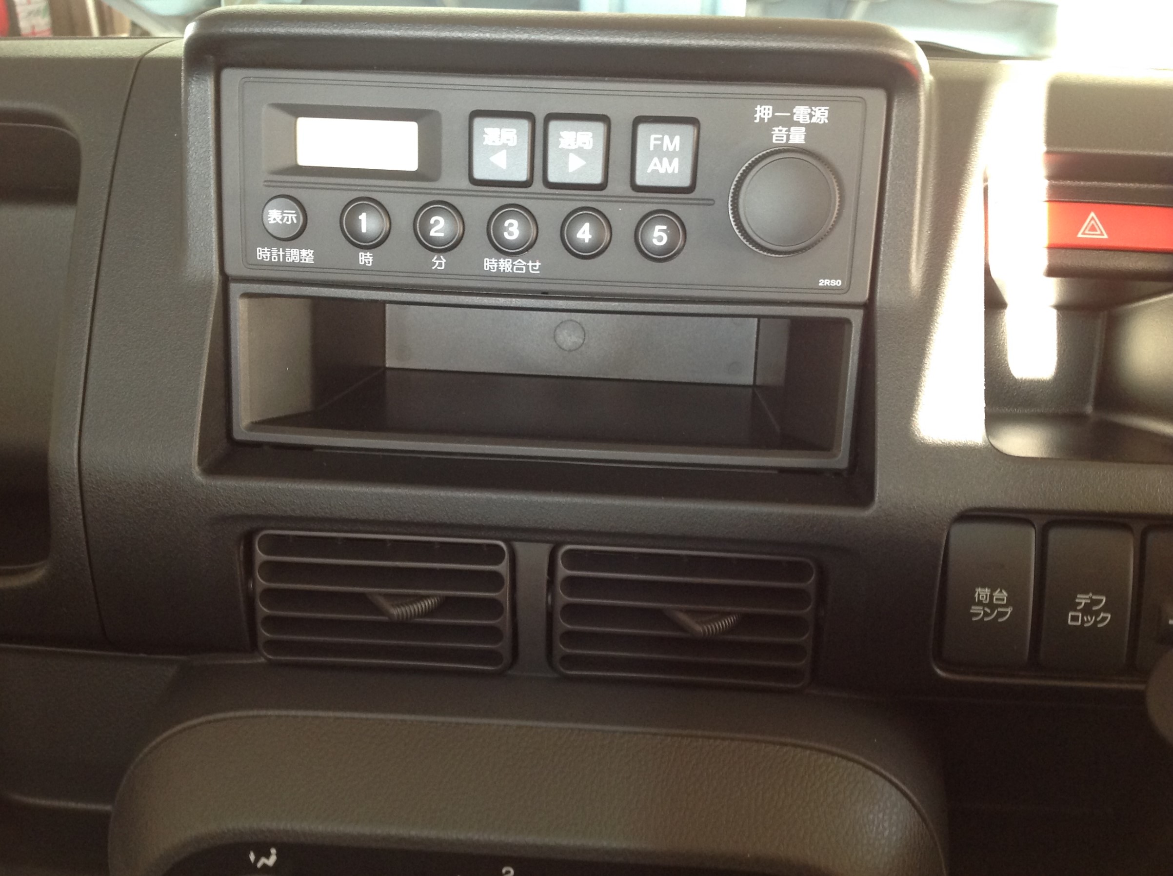 軽トラックカスタムもご相談を その２ ホンダ Av カーナビ ドライブレコーダー Etc Av カーナビ ドライブレコーダー Etc ナビゲーション取付 スタッフ日記 コクピット きねいわ 車のカスタマイズにかかわるスタッフより