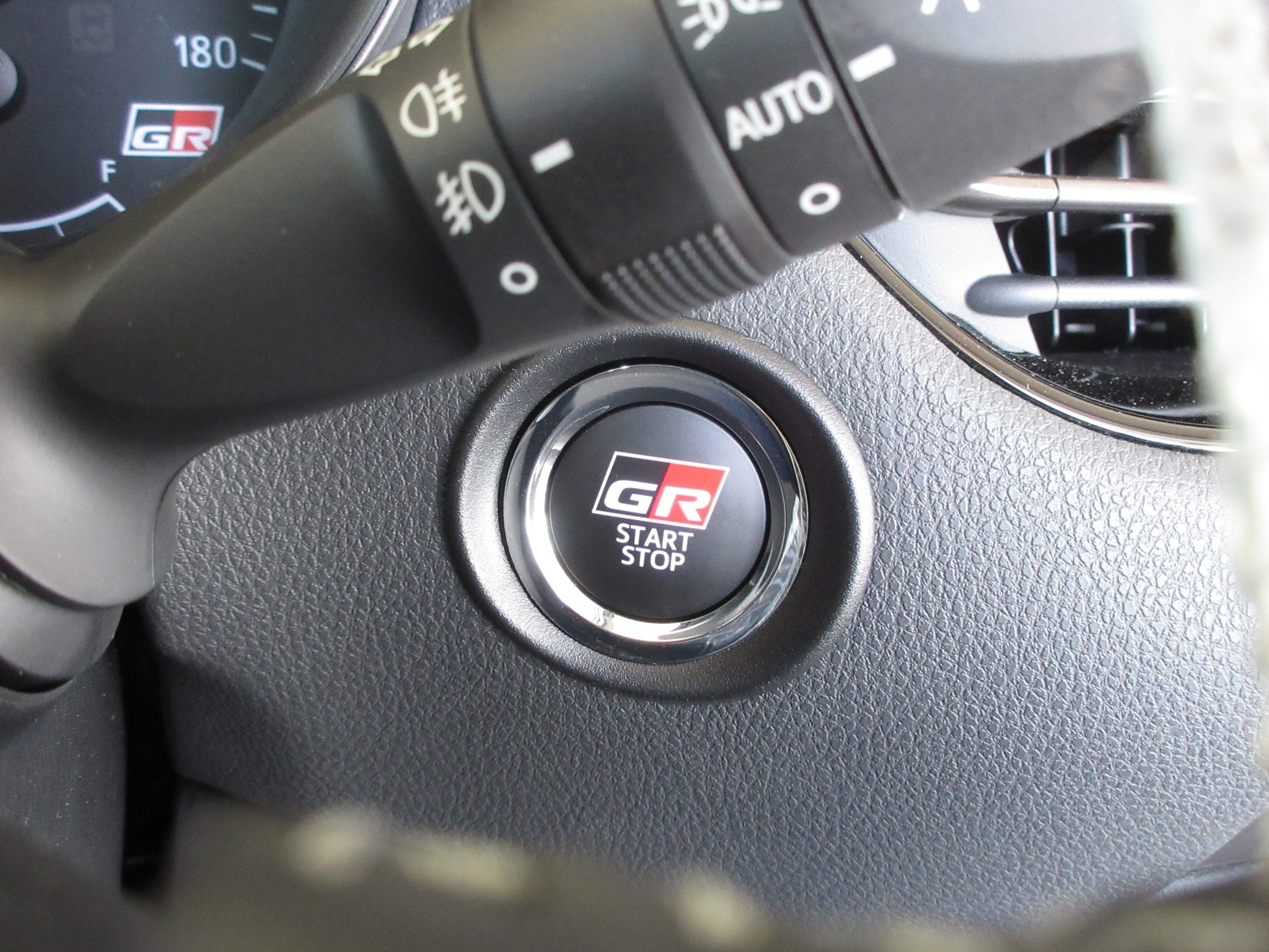 その効果あなどるなかれ！” 新車のC-HR GR SPORTに「TRD ドアスタビライザー」の取り付け！ | トヨタ C-HR | 店長アサコのブログ  | コクピット 55 | 車のカスタマイズにかかわるスタッフより