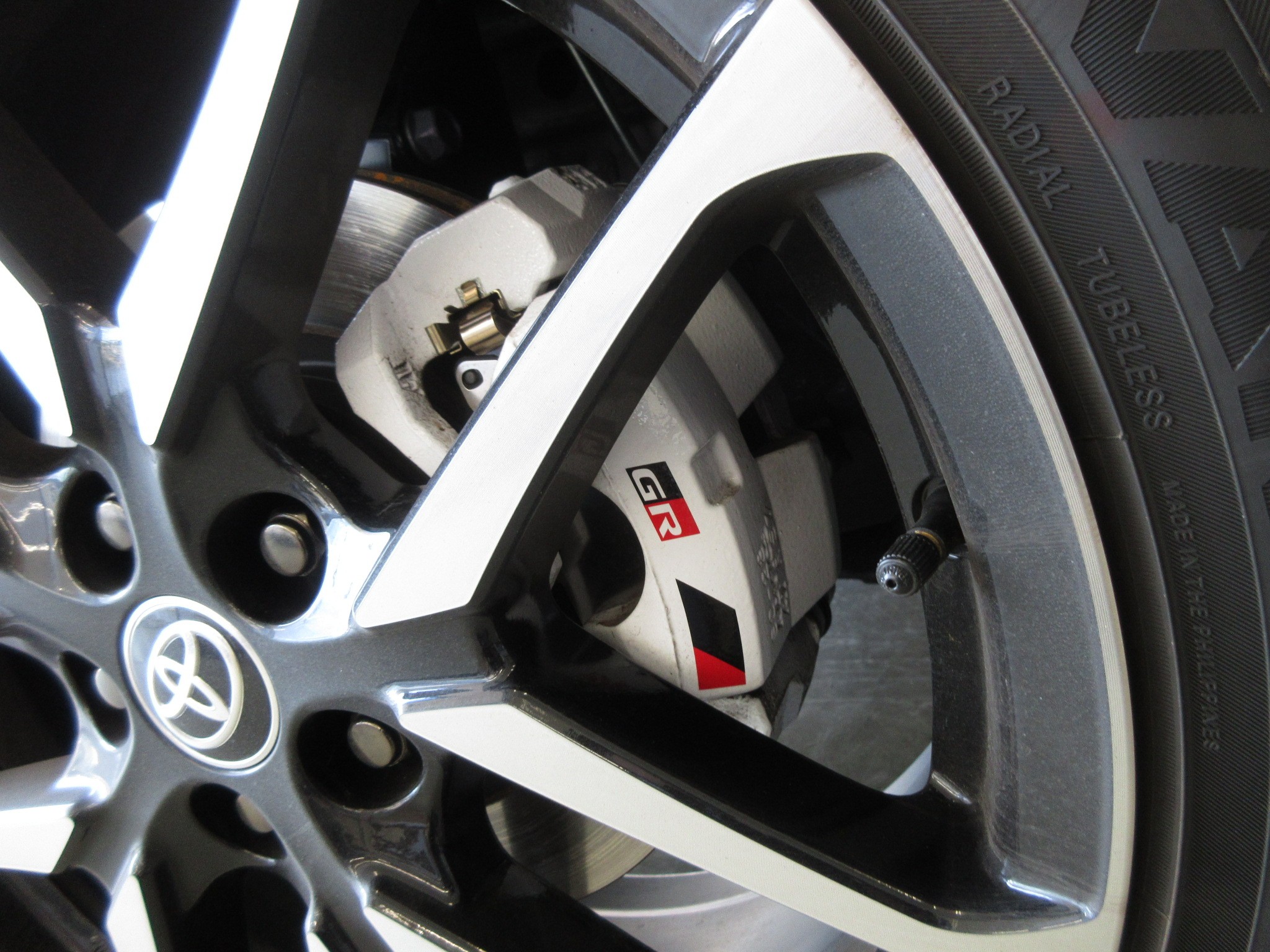 その効果あなどるなかれ！” 新車のC-HR GR SPORTに「TRD ドアスタビライザー」の取り付け！ | トヨタ C-HR | 店長アサコのブログ  | コクピット 55 | 車のカスタマイズにかかわるスタッフより