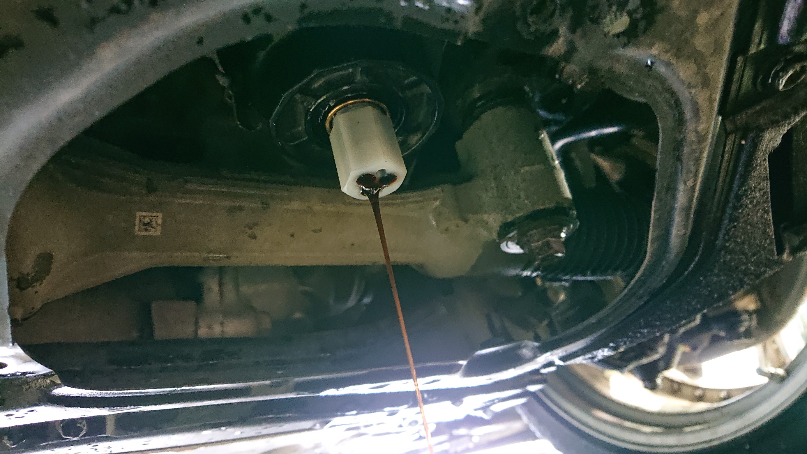 LEXUS LS500h EXECUTIVE GVF55 AWD の エンジンオイル&フィルター交換作業 ／ POWER CLUSTER