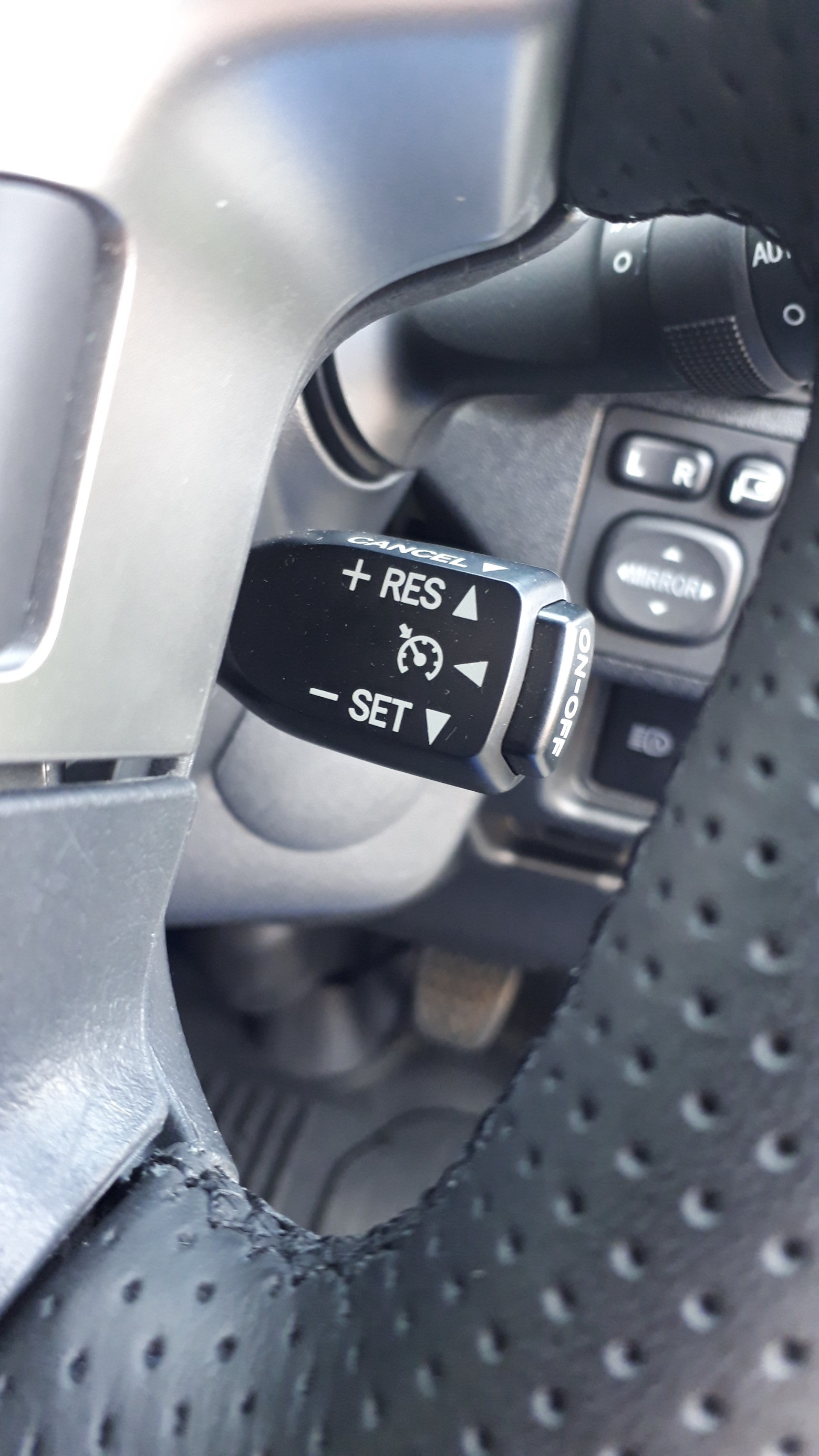 ハイエースにピボットスロットルコントローラーとトヨタ純正クルーズ