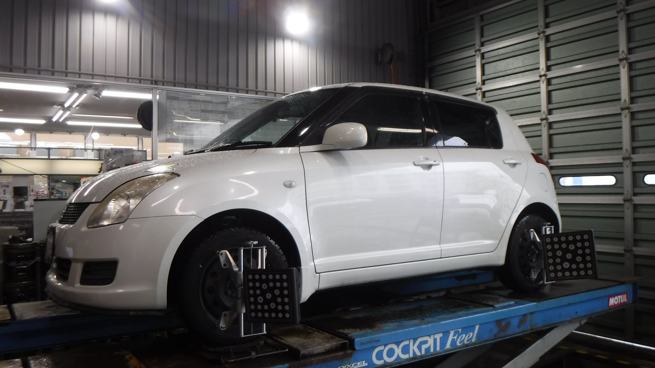 スズキ Zd11s スイフト の足回りリフレッシュ Kyb モンスタースポーツ 取付と アライメント調整作業 スズキ スイフト Feel Book スタイルコクピット フィール 車のカスタマイズにかかわるスタッフより