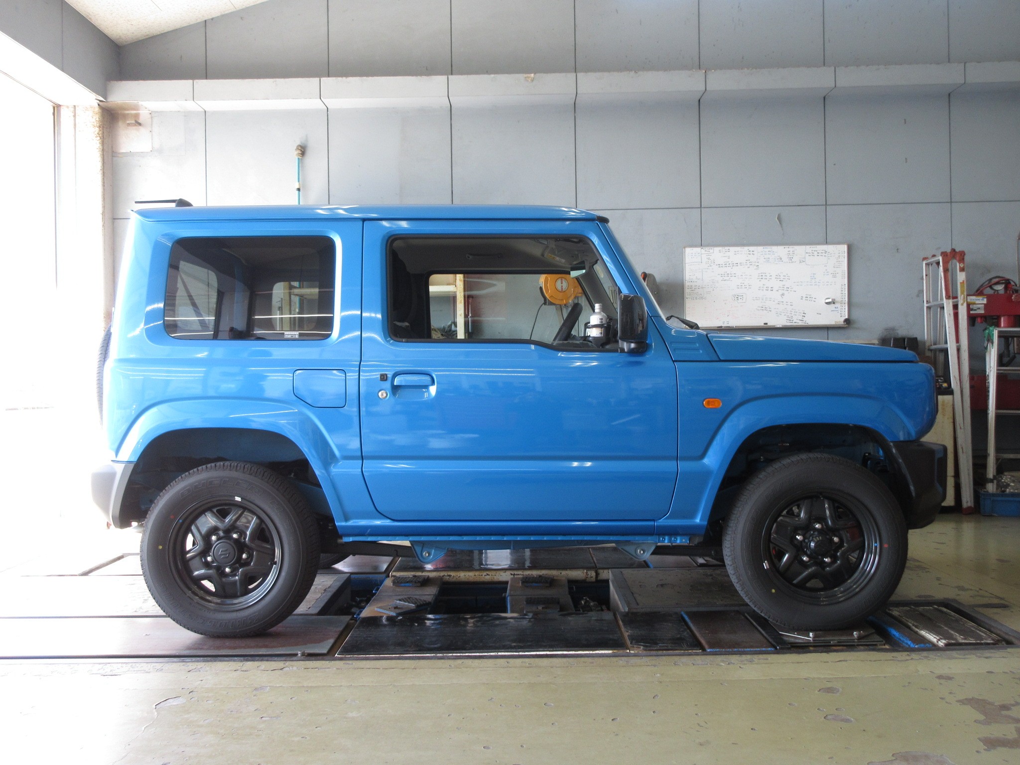 人気の新型ジムニー Jb64w 続編 今回はダンパーとホイールを交換しました スズキ ジムニー 店長アサコのブログ コクピット 55 車のカスタマイズにかかわるスタッフより
