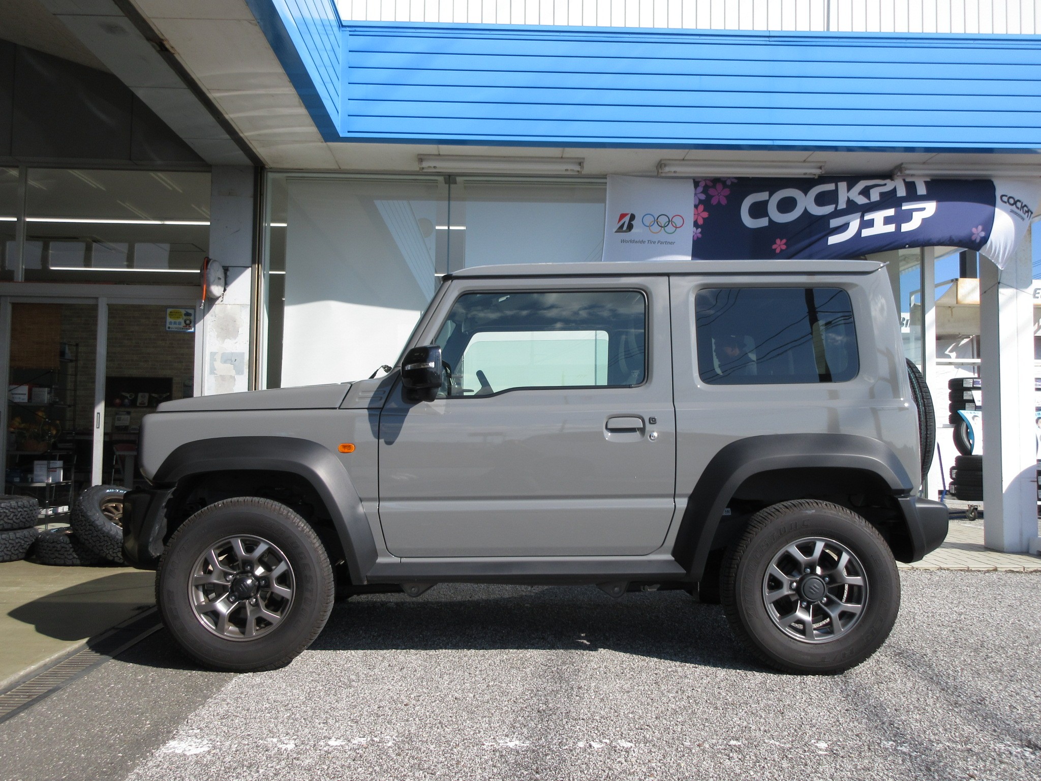 クロカン風に仕上げてみました 新型ジムニーシエラ Jb74w に レイズa Lap J の取り付け スズキ ジムニーシエラ 店長アサコのブログ コクピット 55 車のカスタマイズにかかわるスタッフより