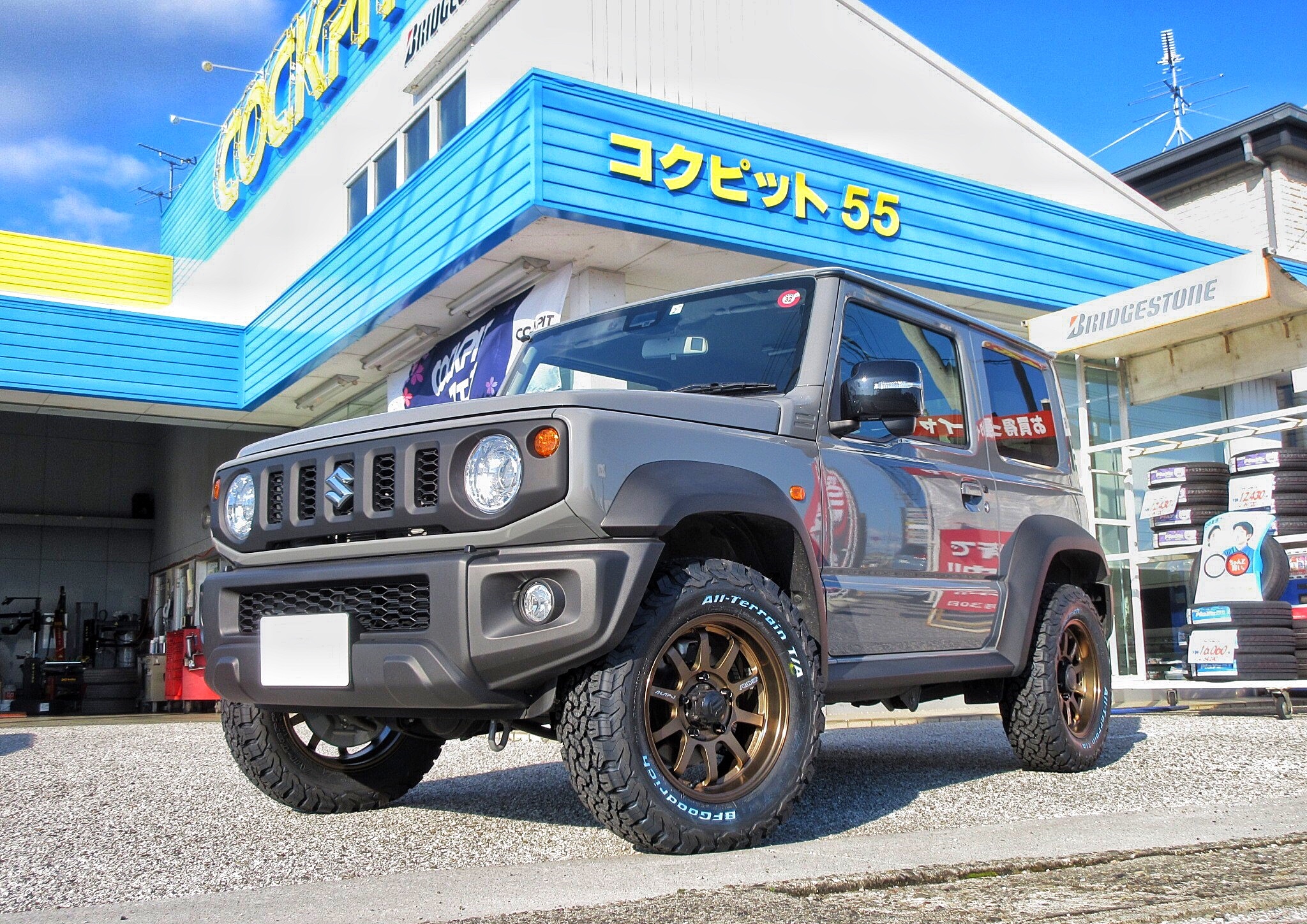 カーボンと3色ステッチの組み合わせに心奪われました！新型ジムニー