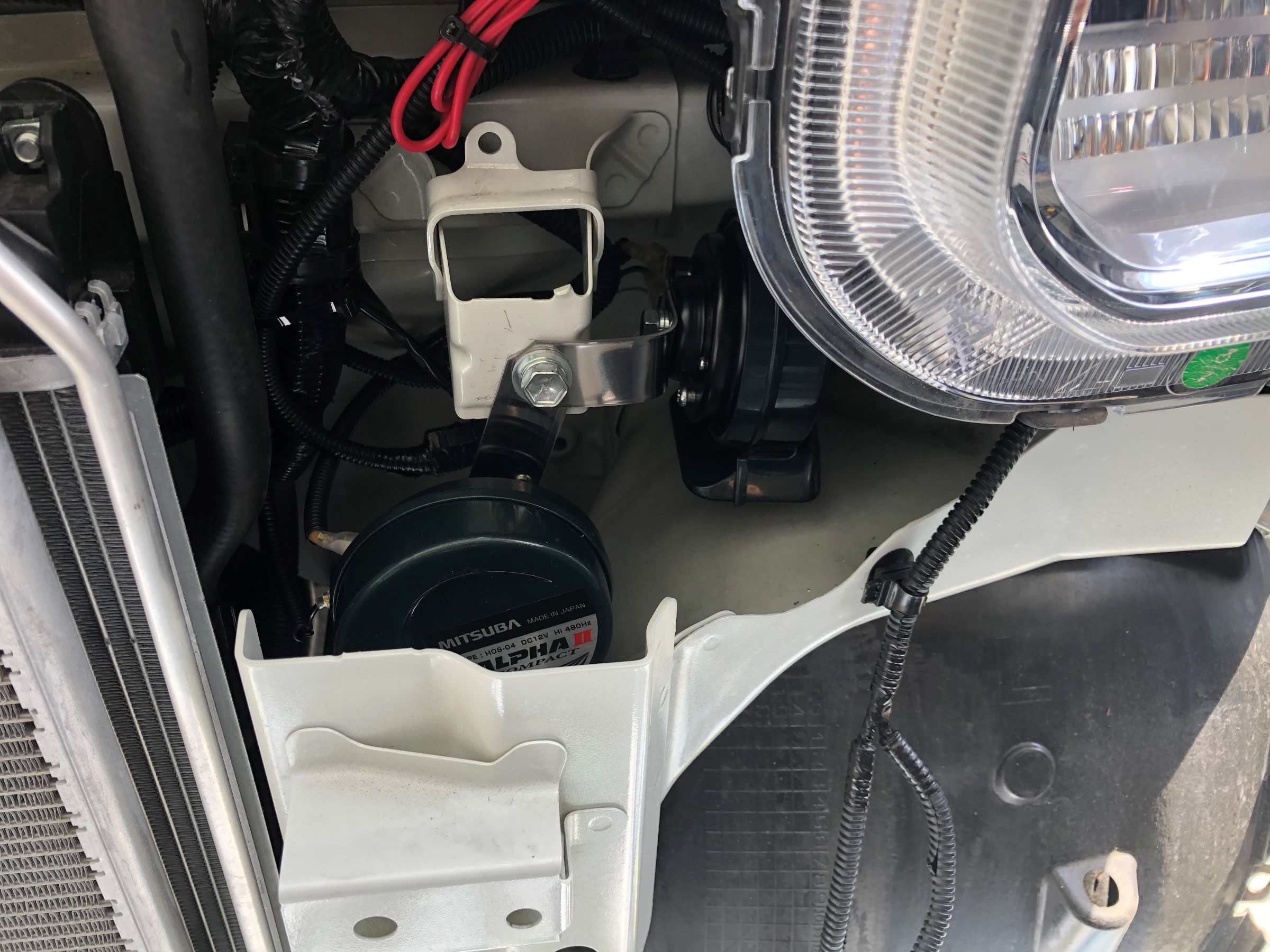 エブリイ Hidバルブ ホーン交換 スズキ エブリイワゴン Hid Led その他電装系 Hid Led その他電装系 Hidシステム取付 カスタマイズ日記 コクピット 相模原 車のカスタマイズにかかわるスタッフより