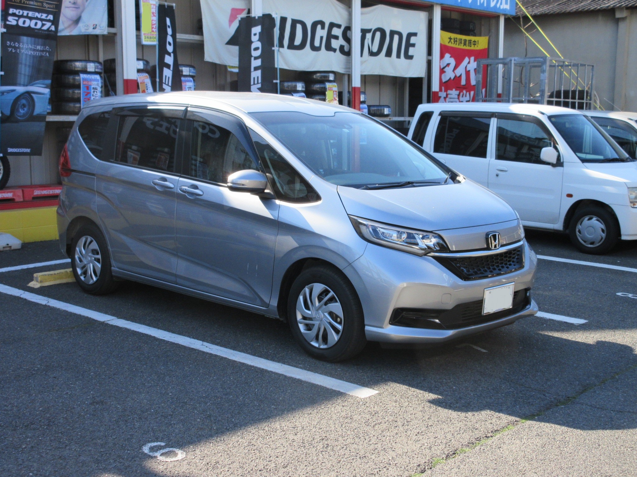 新車を買ったらホイール交換いかがです ホンダ フリード ホイール タイヤ タイヤ ホイール交換 Staff日記 コクピット さつま貝塚 車のカスタマイズにかかわるスタッフより