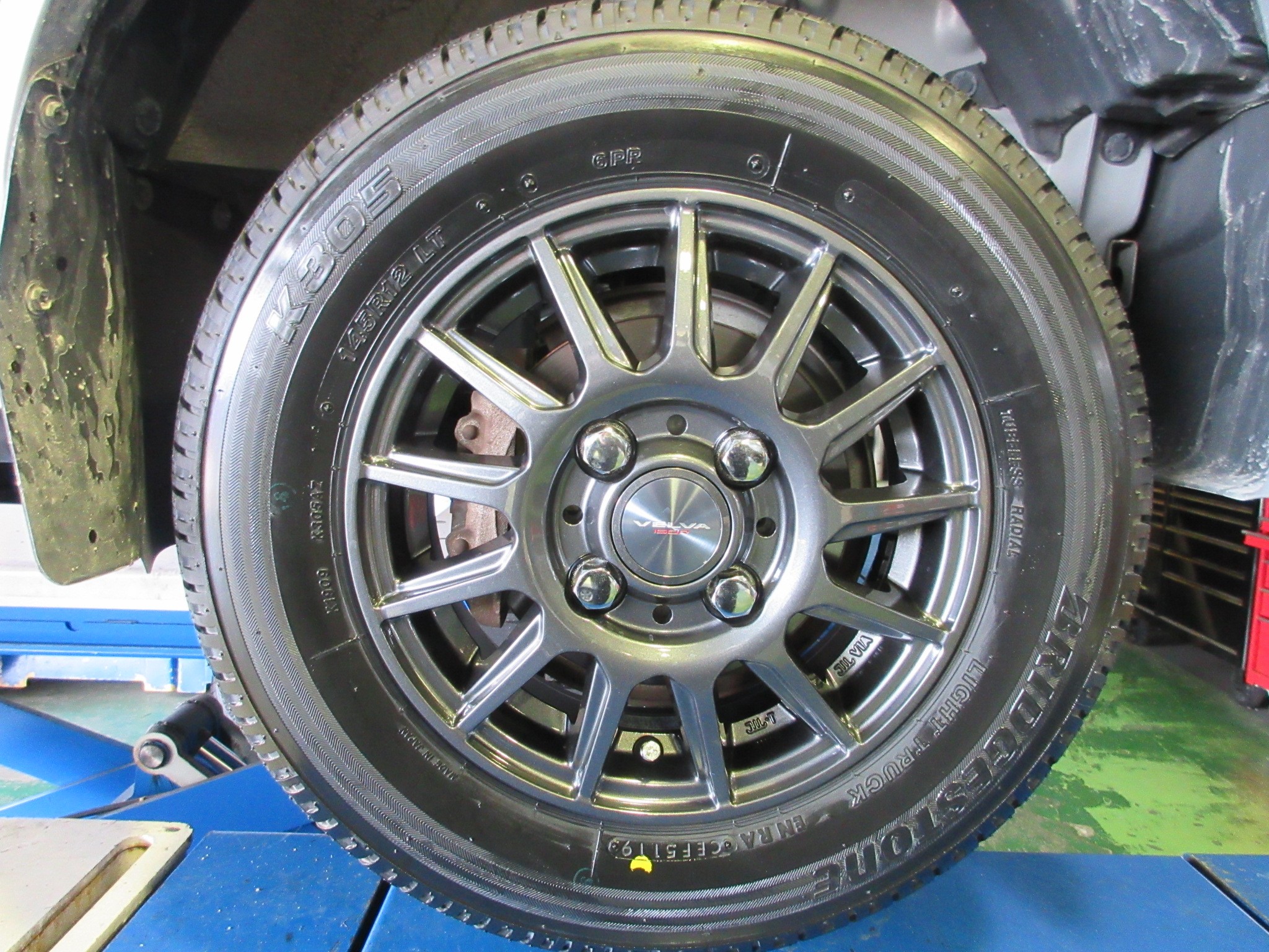 軽の貨物車もホイール交換 ダイハツ ハイゼット ホイール タイヤ タイヤ ホイール交換 Staff日記 コクピット さつま貝塚 車 のカスタマイズにかかわるスタッフより