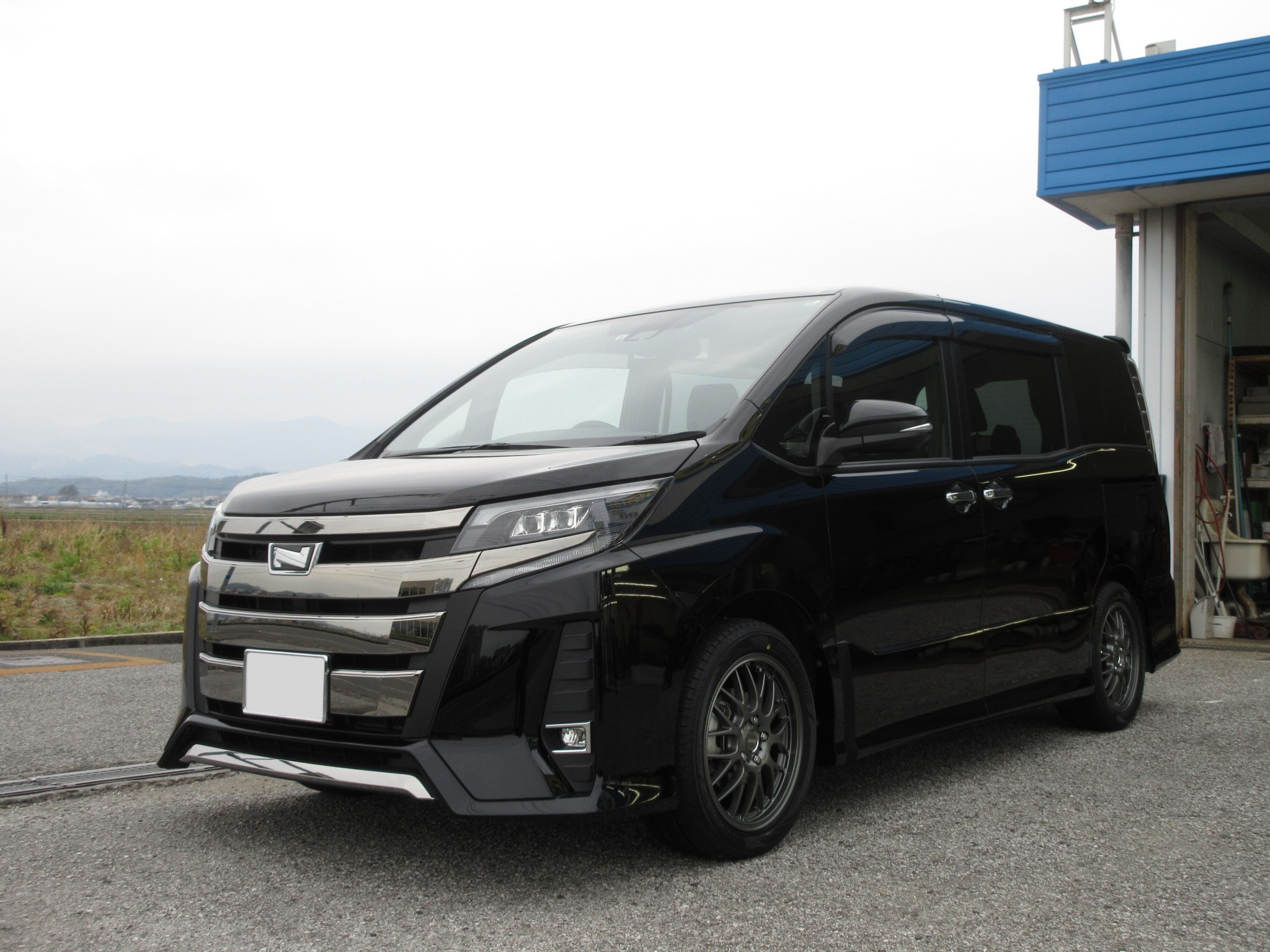 トヨタ ノア W×B（ZRR80W）& REGNO GRVⅡ（レグノ ジーアールブイ ツー