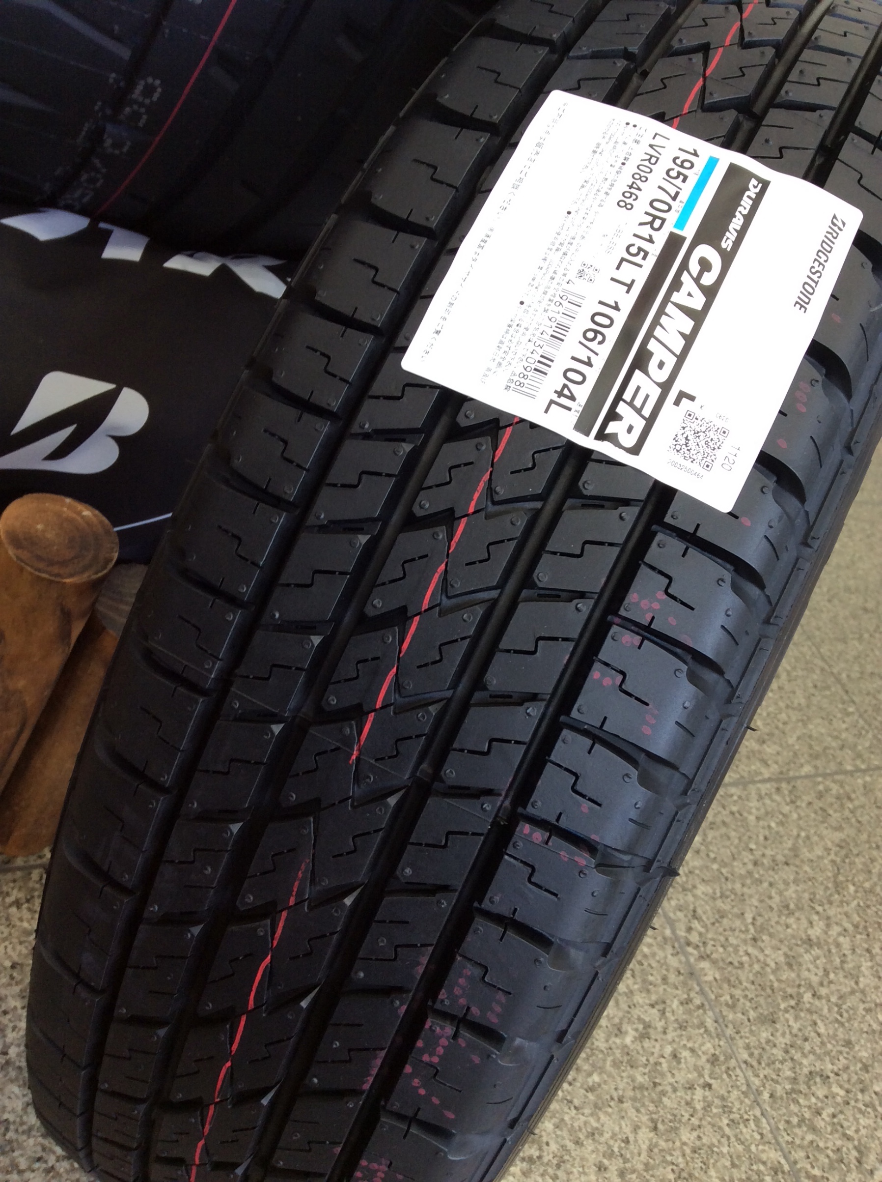 タイヤ 195/70R15 キャンピングカーに使用 - 車のパーツ