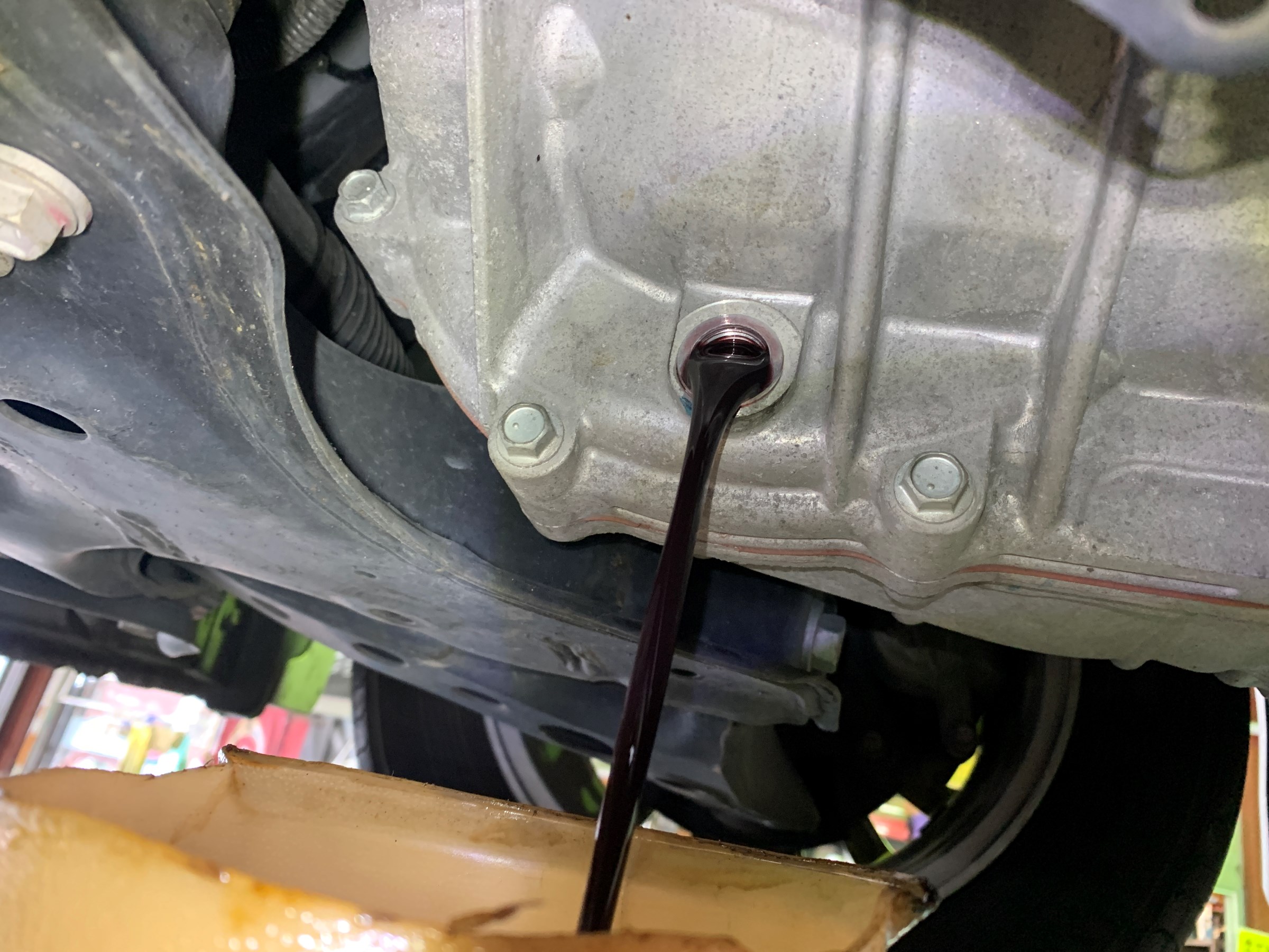 Zwr80 ノアハイブリッド オートマオイル交換 トヨタ ノア メンテナンス オイル バッテリー他 メンテナンス オイル バッテリー他 Atf交換 Pit作業レポート Cockpit Age3 コクピットエイジ 車のカスタマイズにかかわるスタッフより