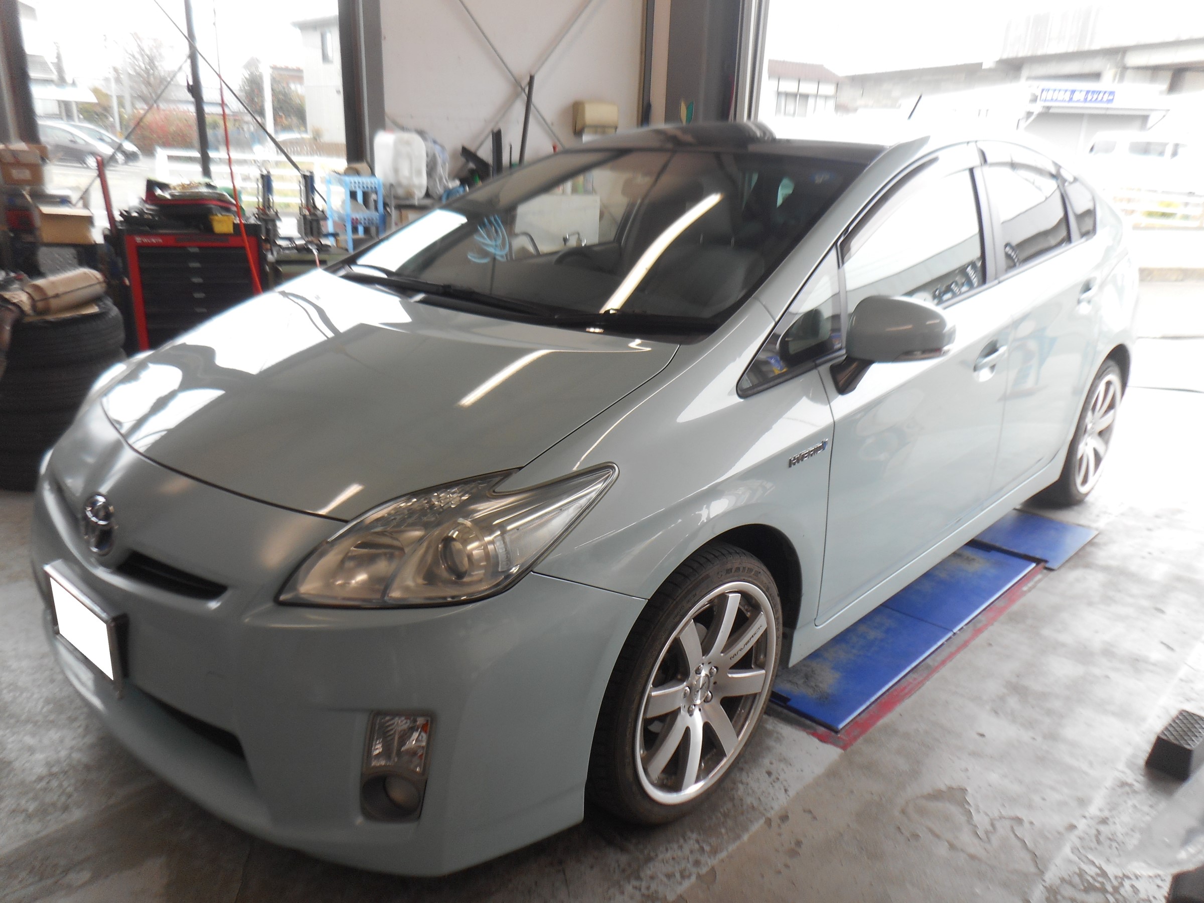 プリウス Zvw30 車高調取り付けました トヨタ プリウス カスタマイズ別ショーケース コクピット 名取 お店の取付加工事例紹介