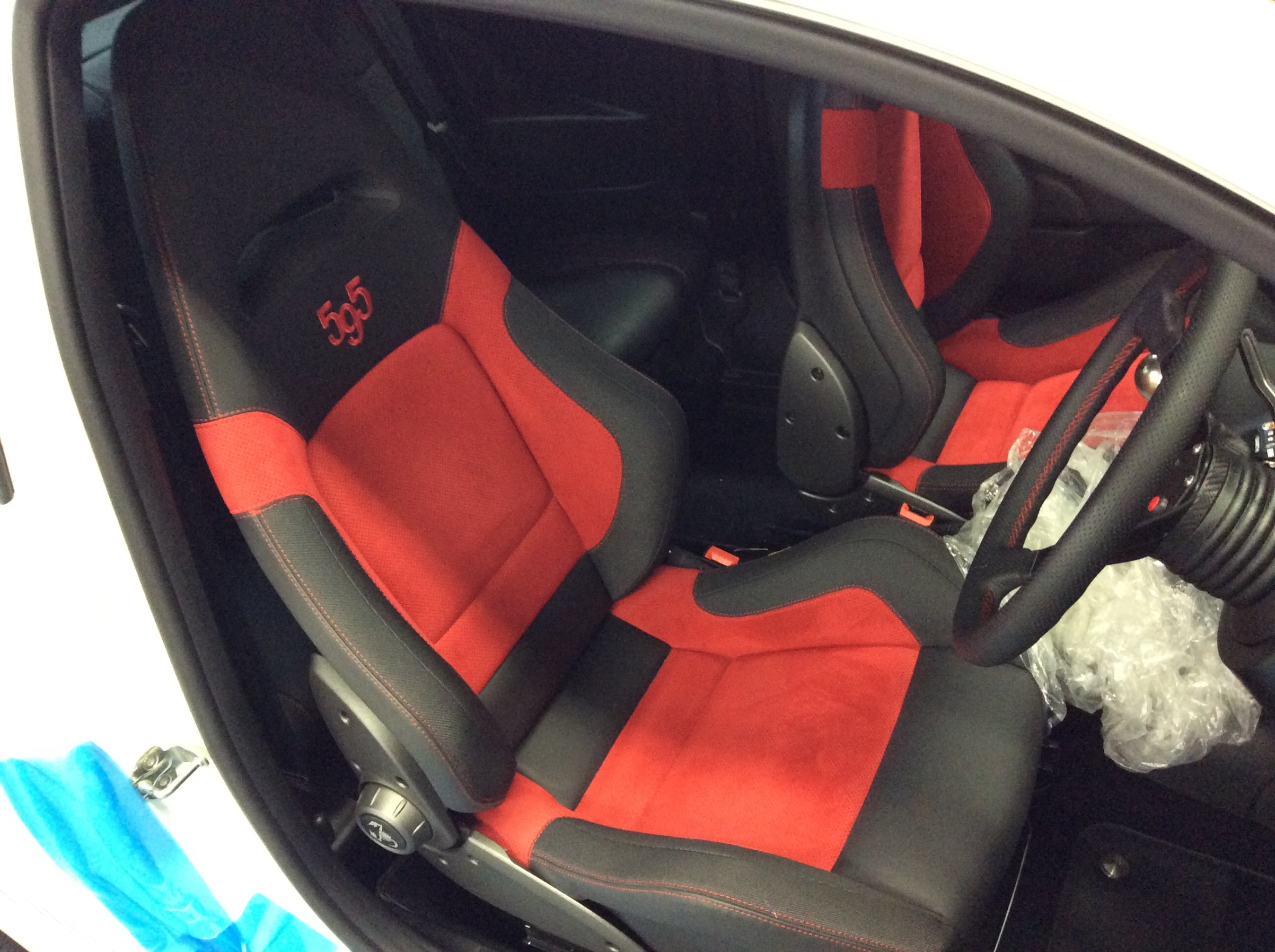 ABARTH 595 」に「 RECARO SR-7 GU100 」をローポジションで取付です