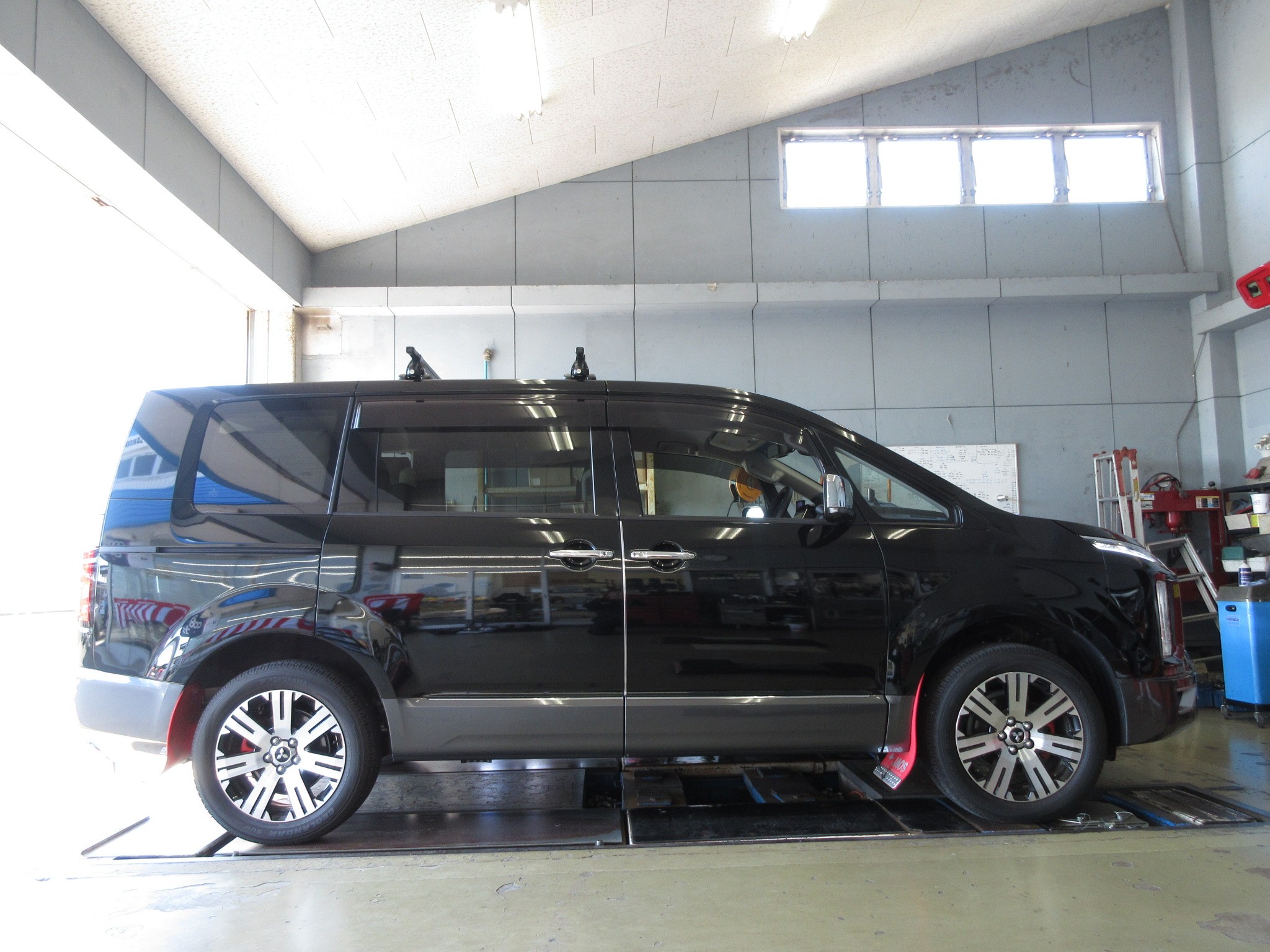 いつもはサゲ ですが今日はアゲ デリカd 5 Cv1w に タナベ Devide Up40車高調 の取り付け 三菱 デリカd 5 店長アサコのブログ コクピット 55 車のカスタマイズにかかわるスタッフより