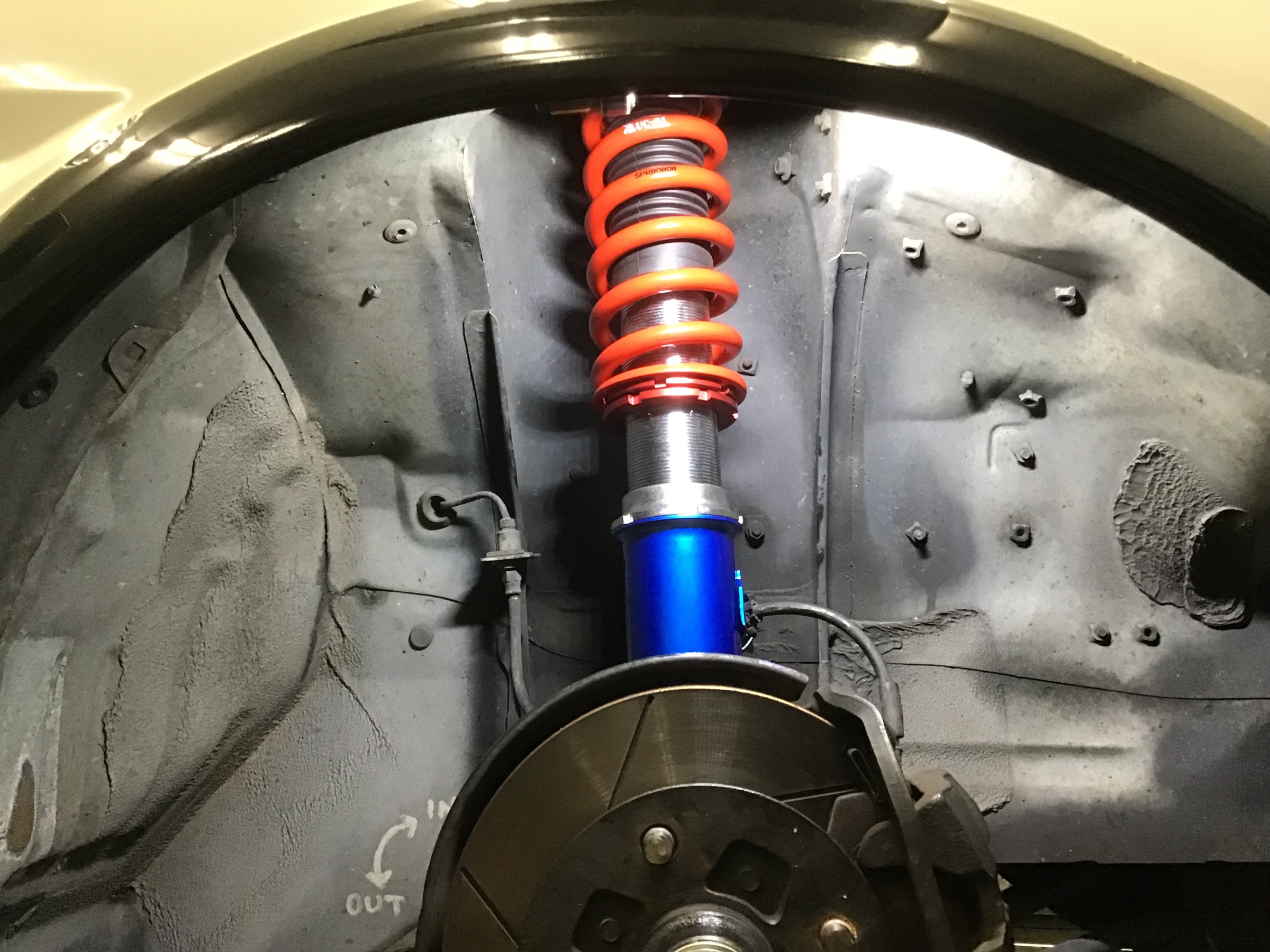 大好きな名車を最新パーツでリフレッシュ Ae86カローラレビンにクスコ車高調を取り付け トヨタ カローラレビン 店長アサコのブログ コクピット 55 車のカスタマイズにかかわるスタッフより