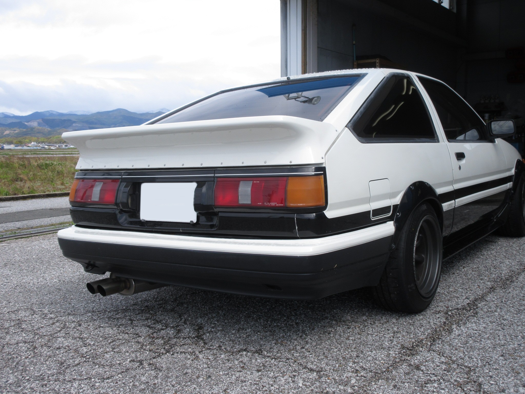 大好きな名車を最新パーツでリフレッシュ Ae86カローラレビンにクスコ車高調を取り付け トヨタ カローラレビン 店長アサコのブログ コクピット 55 車のカスタマイズにかかわるスタッフより