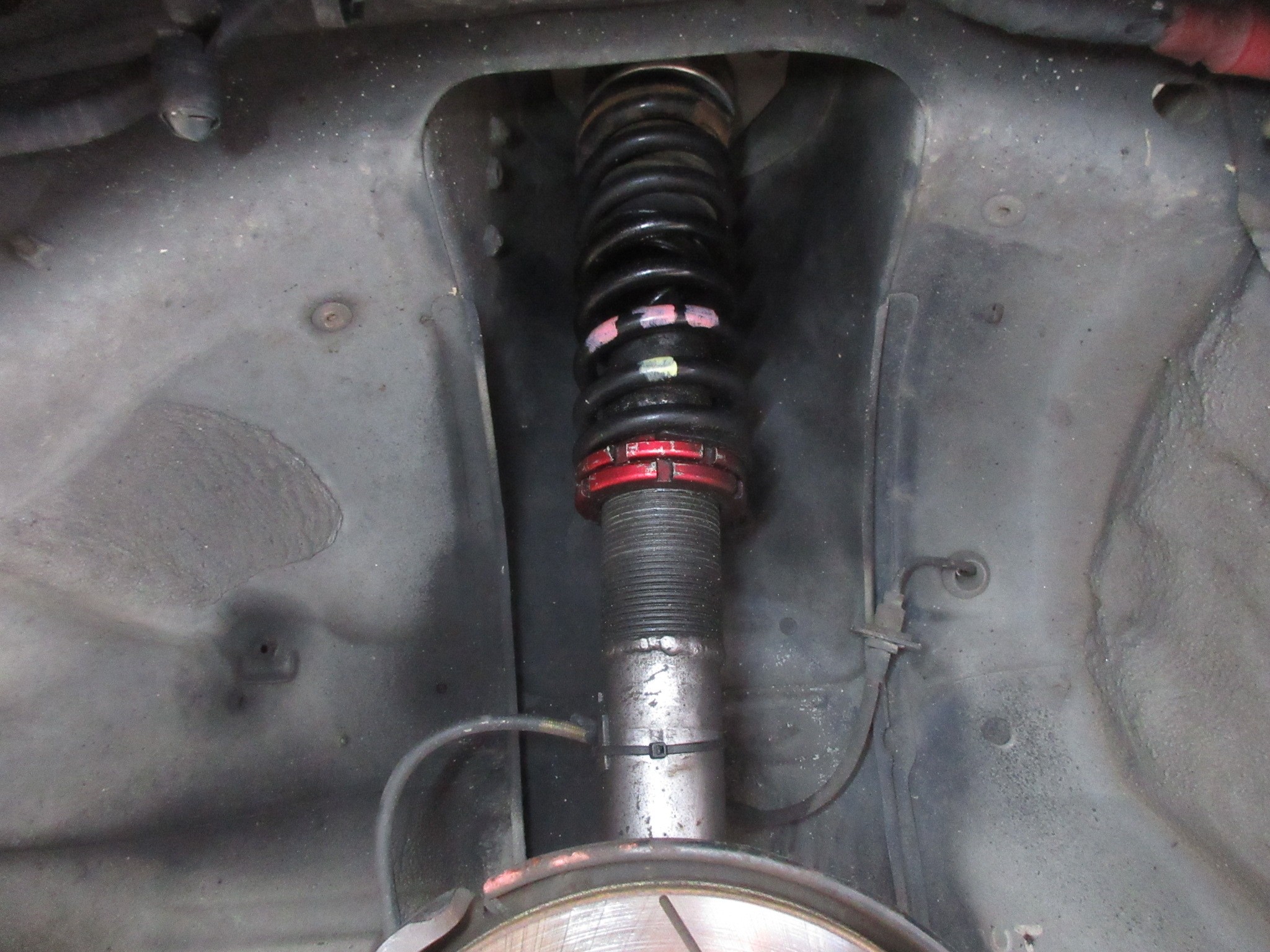 大好きな名車を最新パーツでリフレッシュ Ae86カローラレビンにクスコ車高調を取り付け トヨタ カローラレビン 店長アサコのブログ コクピット 55 車のカスタマイズにかかわるスタッフより