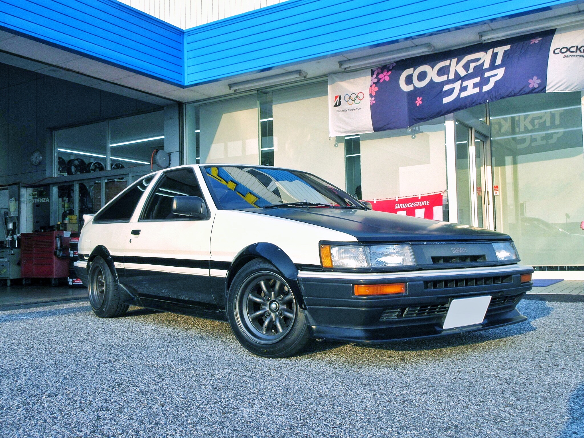 大好きな名車を最新パーツでリフレッシュ Ae86カローラレビンにクスコ車高調を取り付け トヨタ カローラレビン 店長アサコのブログ コクピット 55 車のカスタマイズにかかわるスタッフより