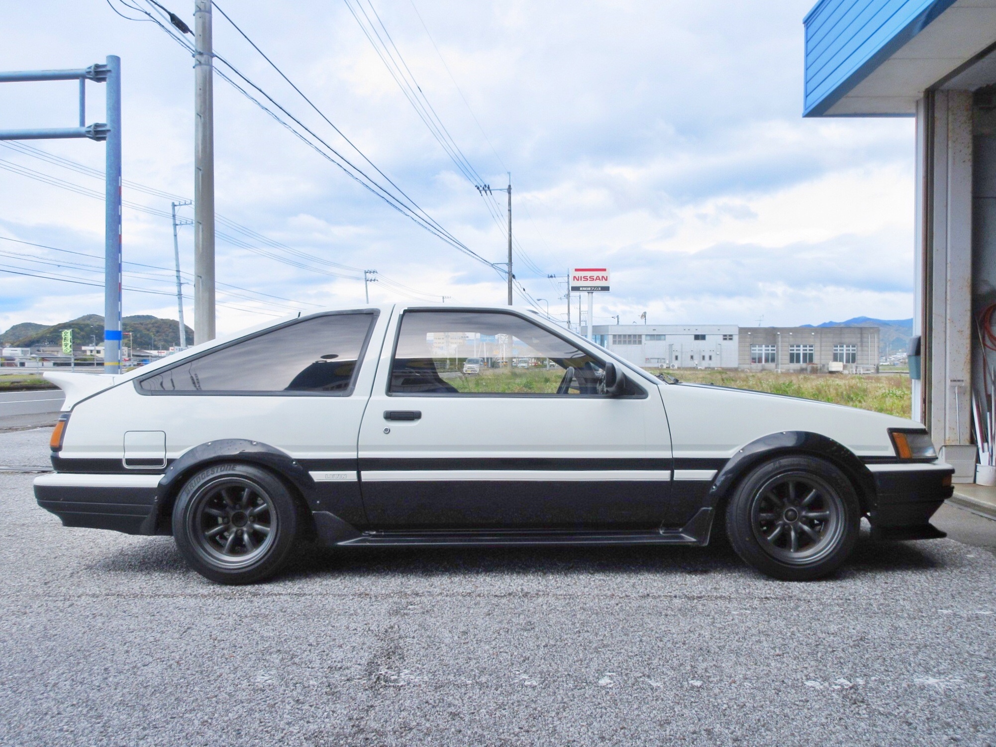 大好きな名車を最新パーツでリフレッシュ Ae86カローラレビンにクスコ車高調を取り付け トヨタ カローラレビン 店長アサコのブログ コクピット 55 車のカスタマイズにかかわるスタッフより