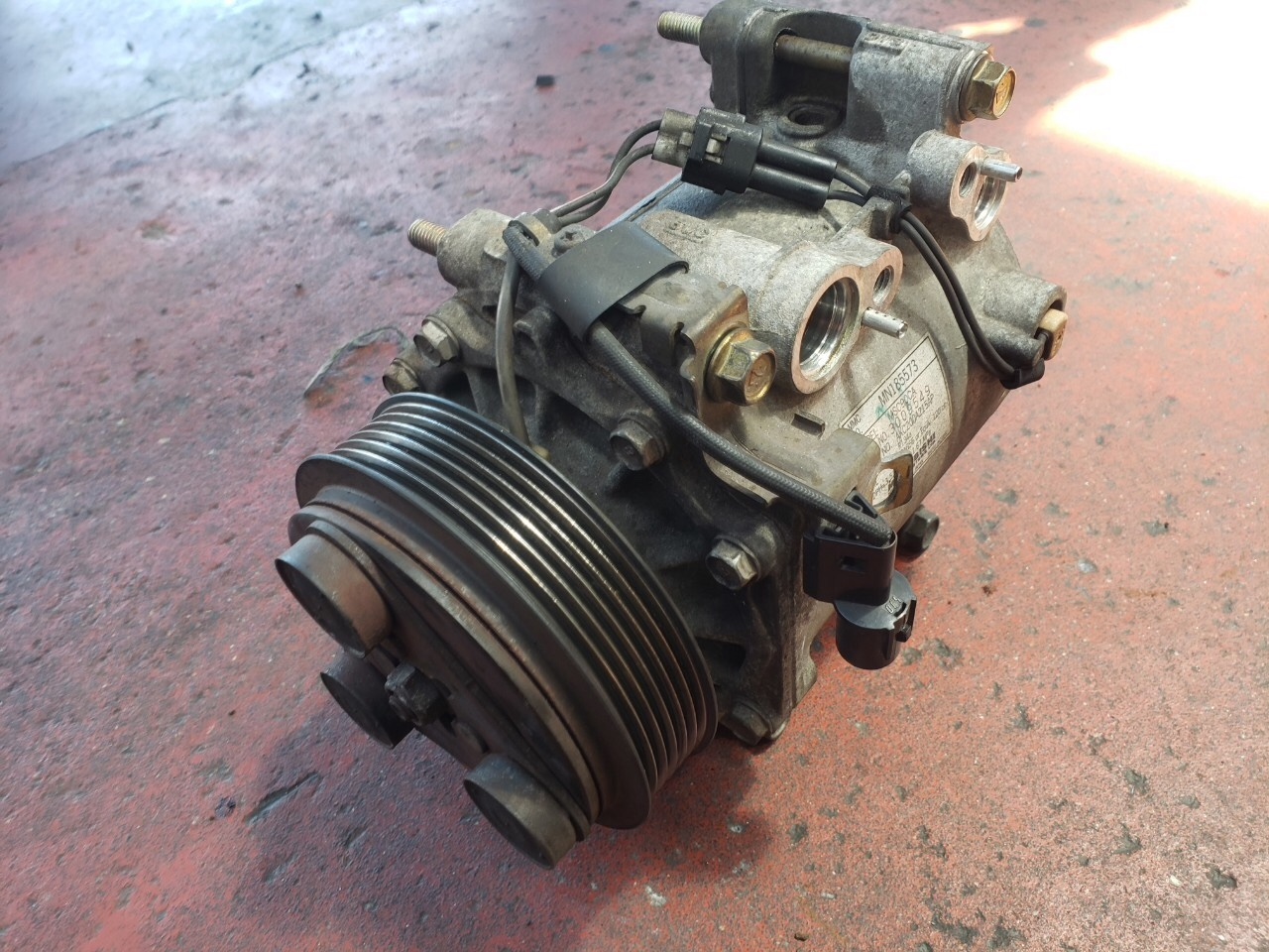 4UPJ-87446025]ランサーEX(A175A)(ランタボ）エアコンコンプレッサー