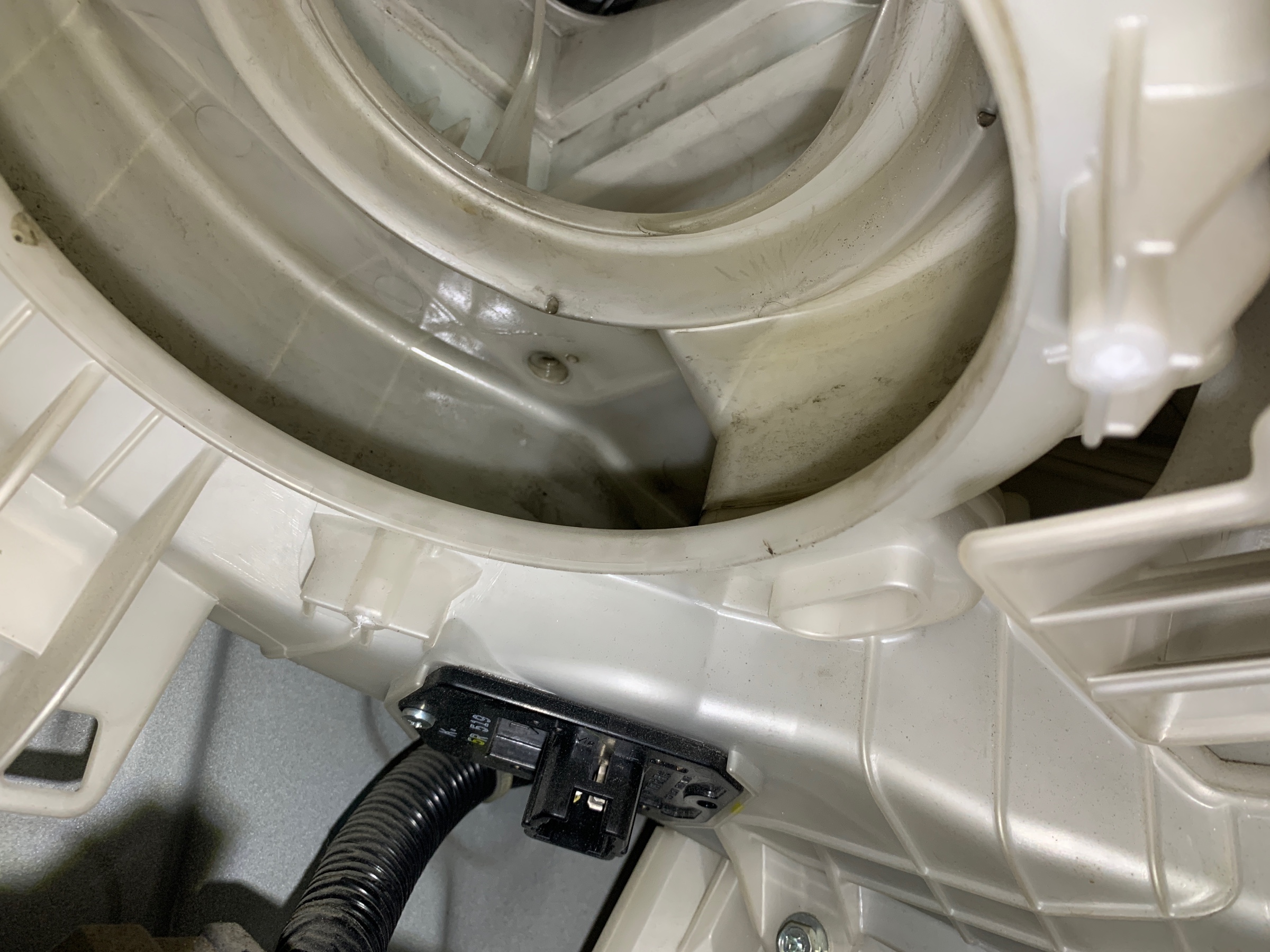 お車のエアコン臭いませんかぁ トヨタ ハイエース メンテナンス オイル バッテリー他 メンテナンス オイル バッテリー他 エアコンガス充填 R134a Pit作業レポート Cockpit Age3 コクピットエイジ 車のカスタマイズにかかわるスタッフより