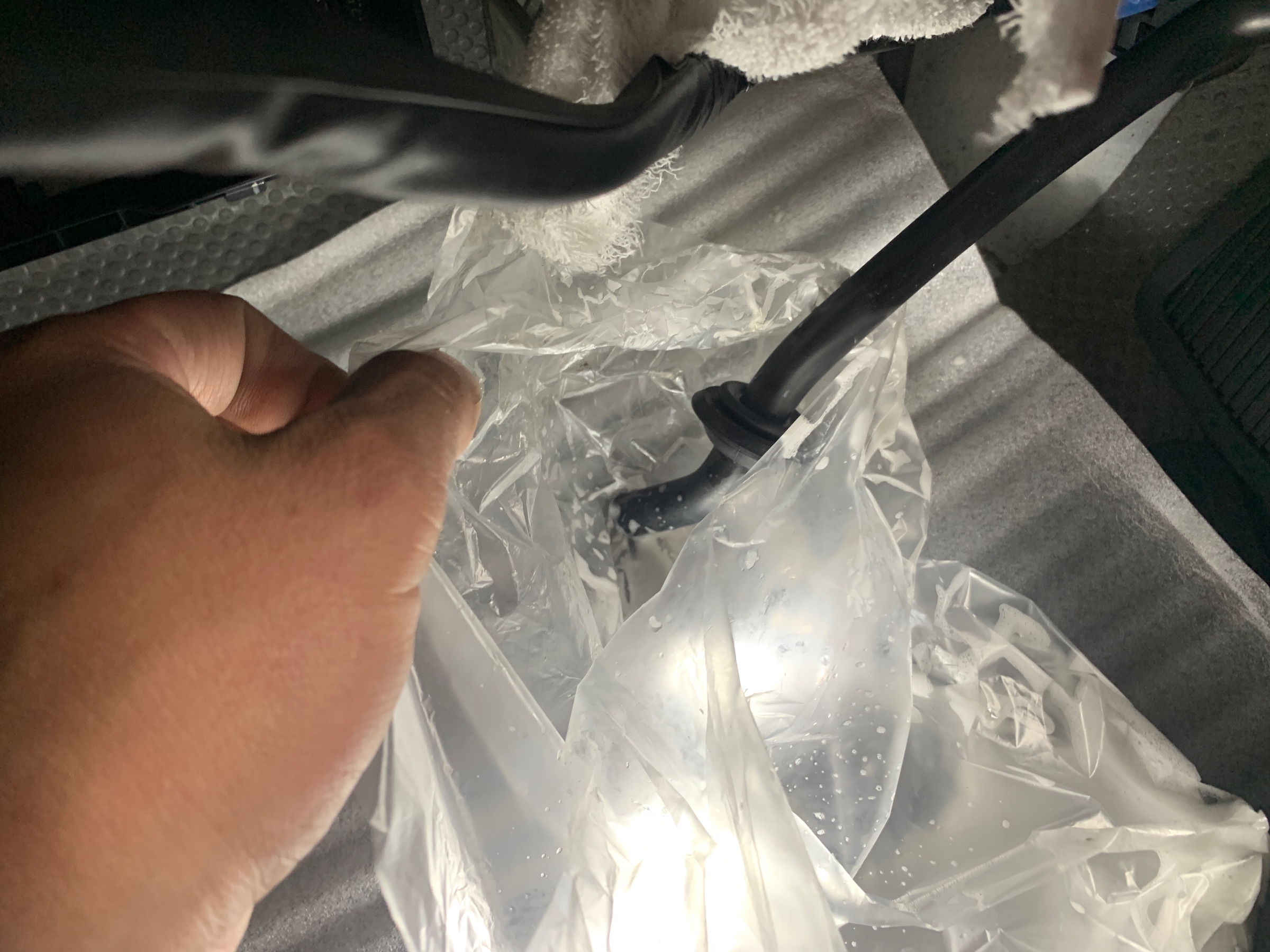 お車のエアコン臭いませんかぁ トヨタ ハイエース メンテナンス オイル バッテリー他 メンテナンス オイル バッテリー他 エアコンガス充填 R134a Pit作業レポート Cockpit Age3 コクピットエイジ 車のカスタマイズにかかわるスタッフより